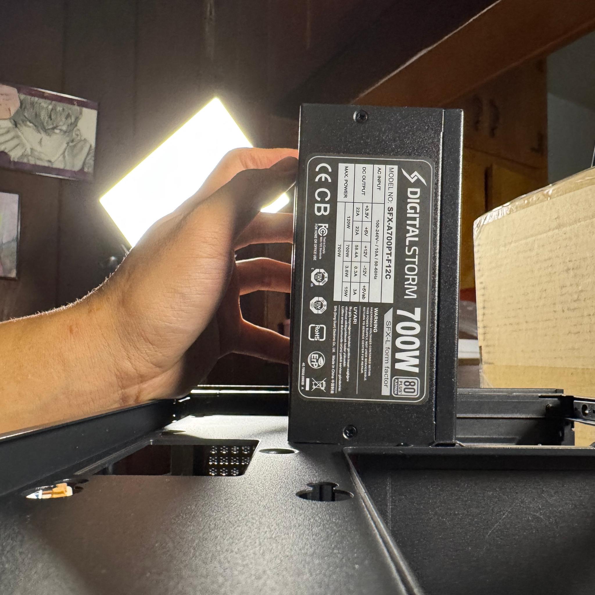 HYTE REVOLT 3 + 700W 80+ Platnium PSU
