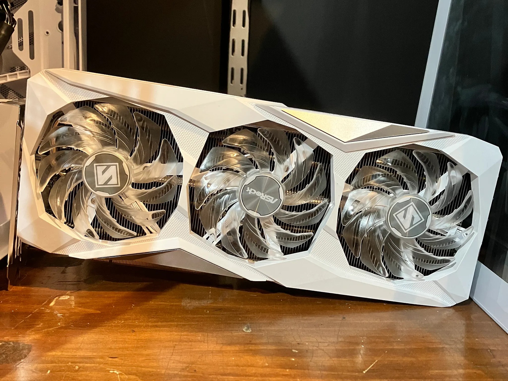 AMD Radeon ASRock RX 7600 8GB White W/RGB Fans