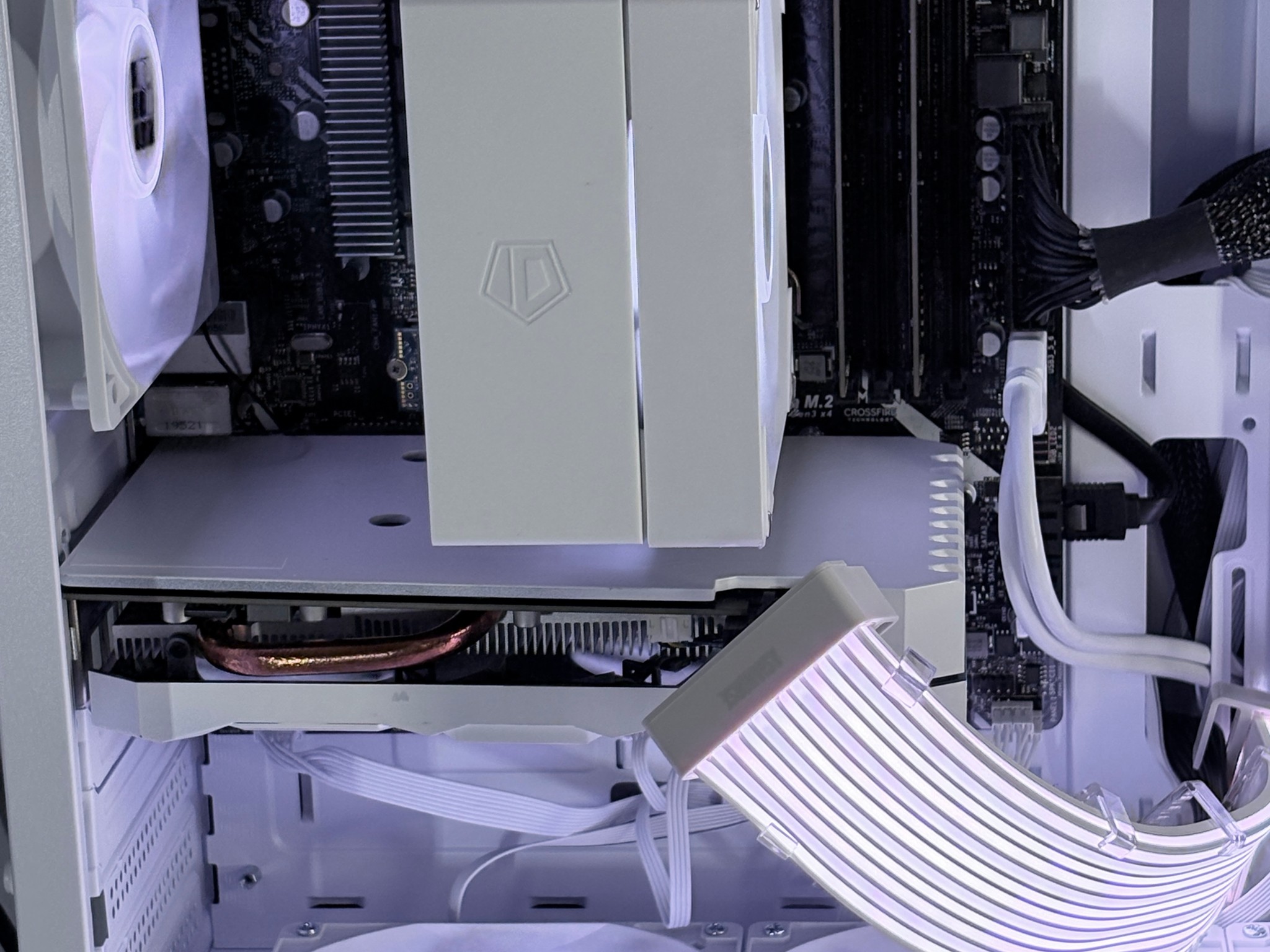 White Custom Gaming PC Build / I7 + 1660 Super /