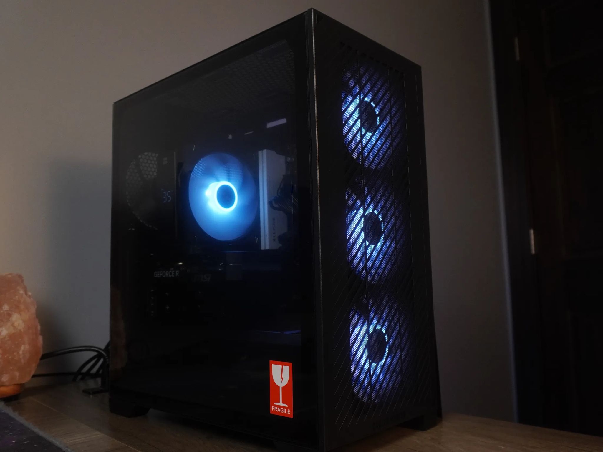 🖤STEALTH🖤 1440/1080p NEW GEN GAMING MACHINE 💚RTX 5060 🧡 Ryzen 5 3600 | 32GB | 1TB | WIFI