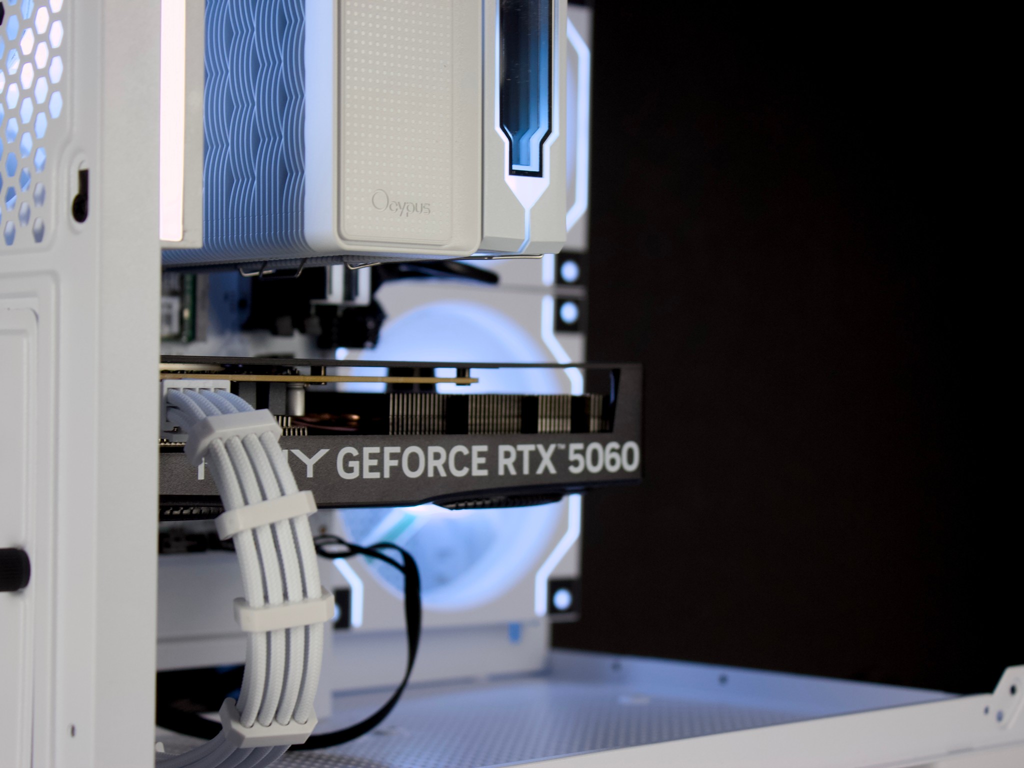 🧊❄️🧊 White Gaming PC – RTX 5060, Ryzen 5 5600X, 32GB RAM, 1TB SSD - WiFi, BlueTooth 🧊❄️🧊