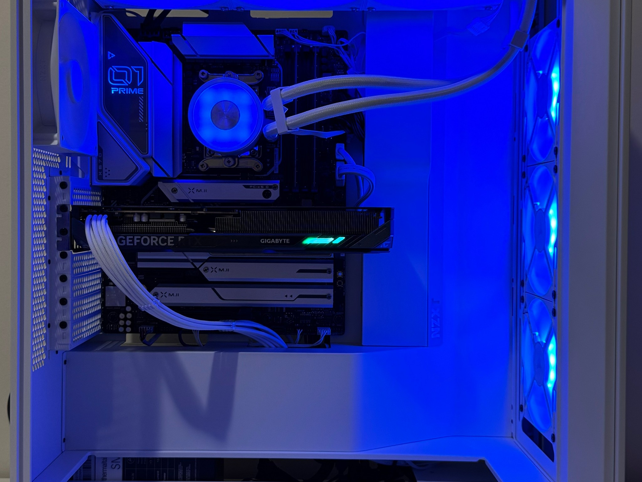 AMD Ryzen 7 8700F 64GB DDR5 RAM GeForce RTX 5060 1TB NVMe SSD NZXT H7 Flow AM5 Gaming PC