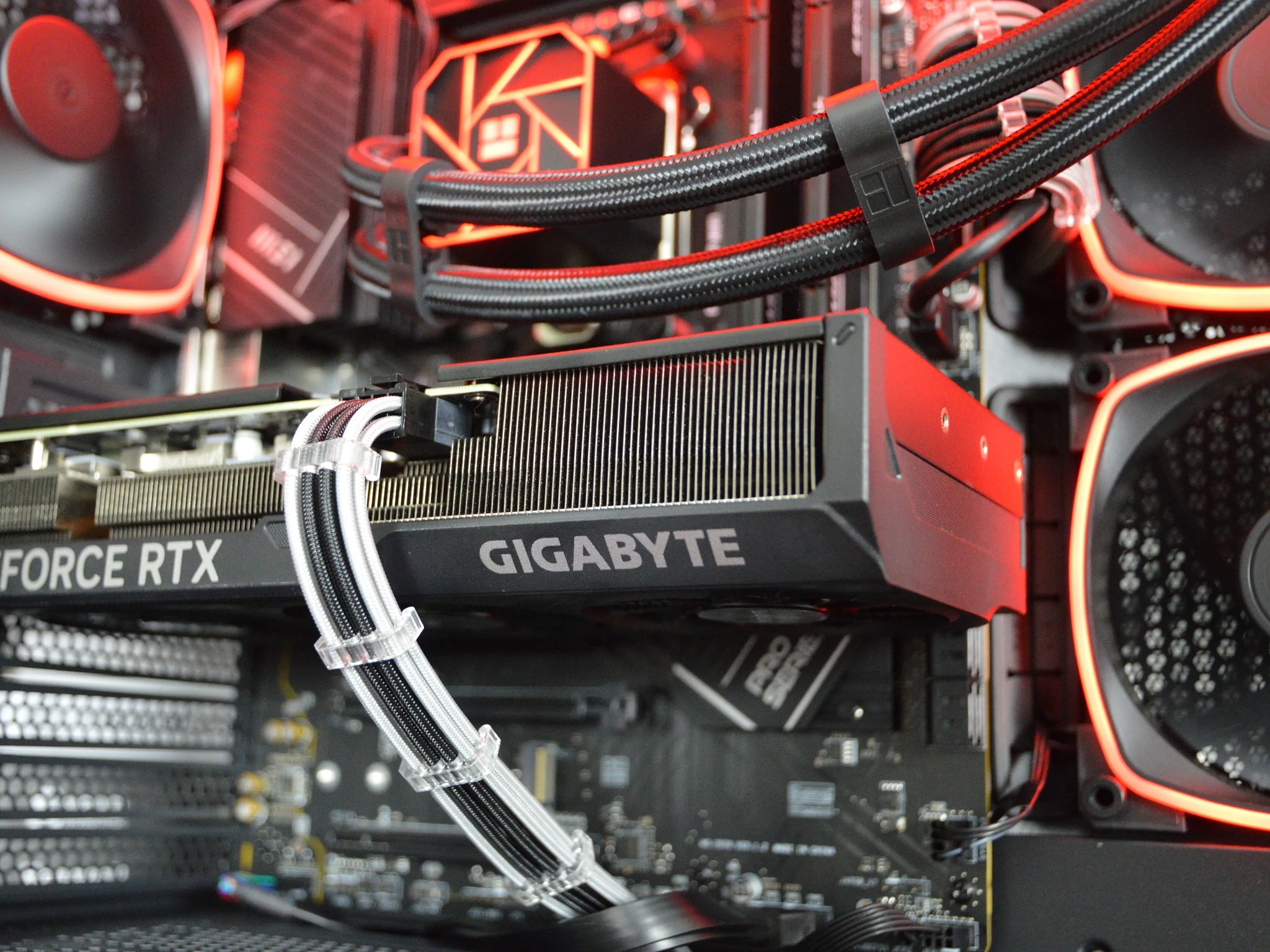 ⚡⚡| RTX 4070 12GB| RYZEN 7 7700X | 32 GB DDR5 RAM | 2TB NVME SSD | Electric Night |