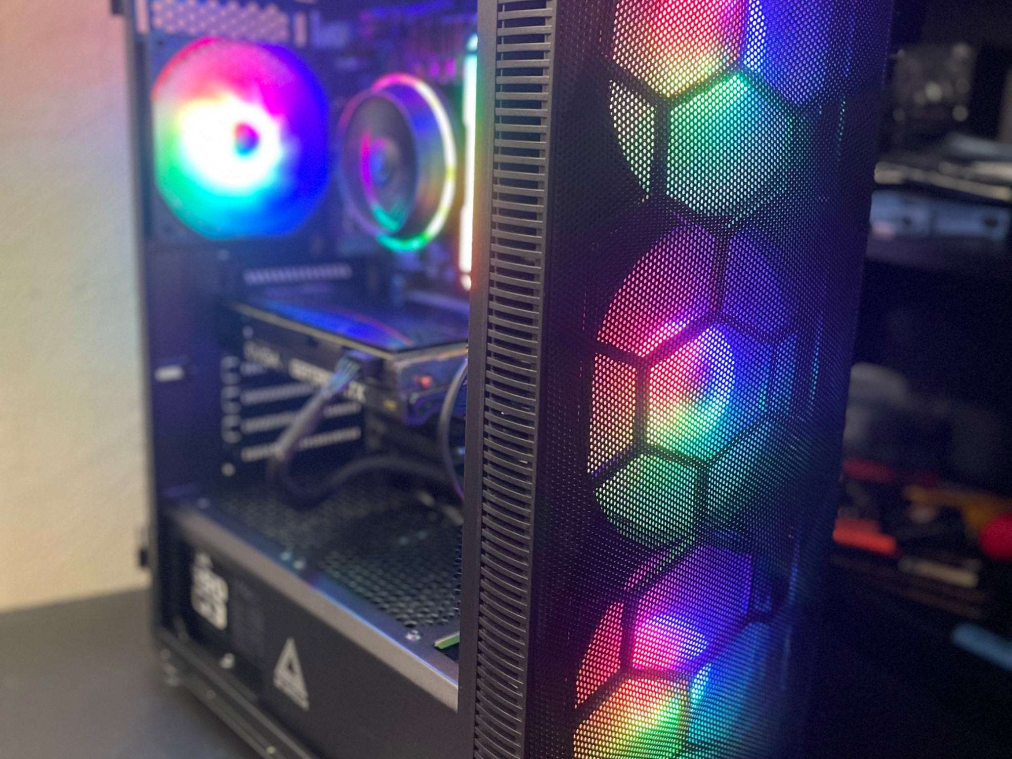 RTX 3060 | i7-6700 | 16GB DDR4 | 256GB SSD |