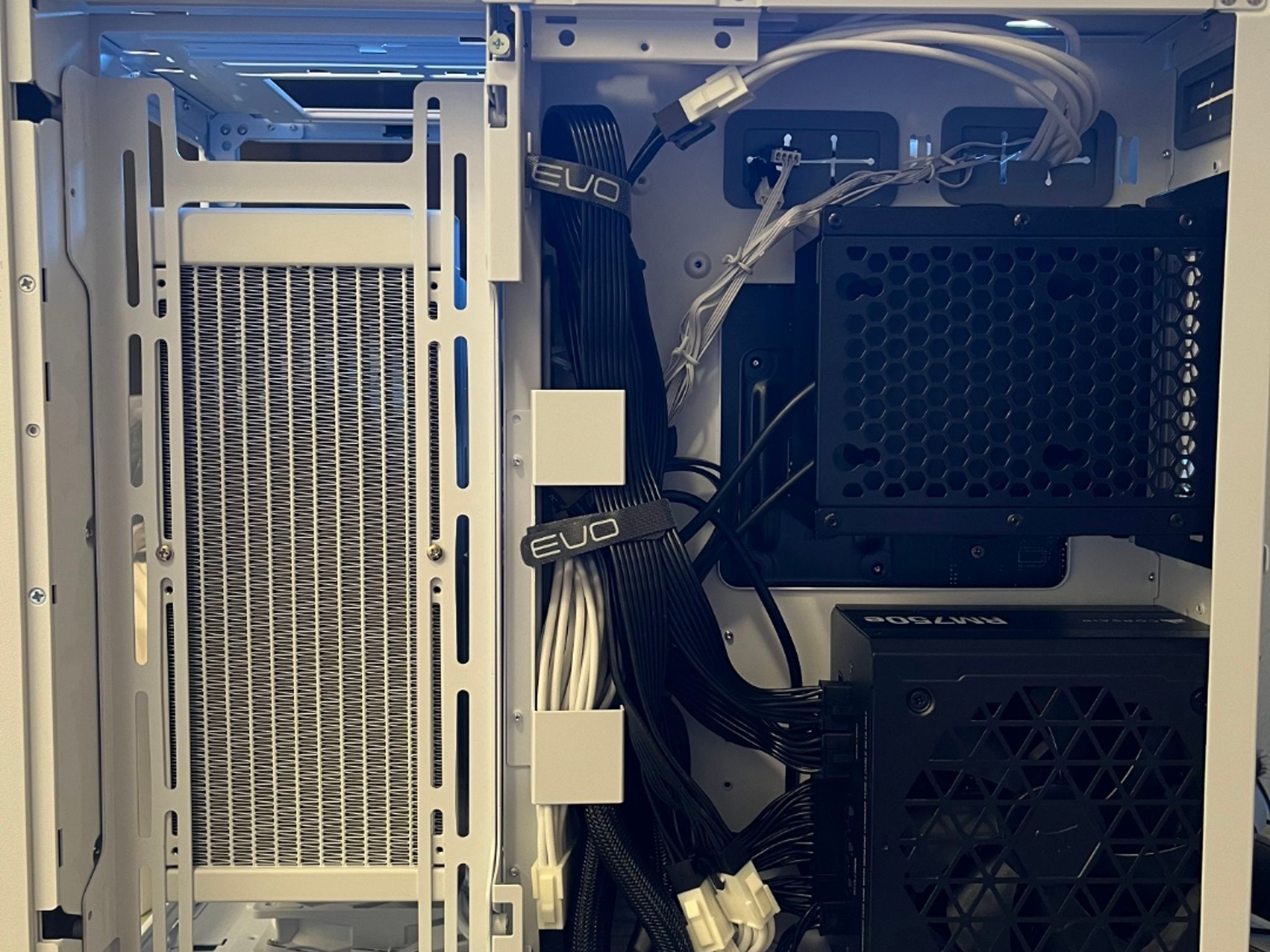 White Gaming PC – RTX 4070 SUPER / Ryzen 5 5600 / 32GB