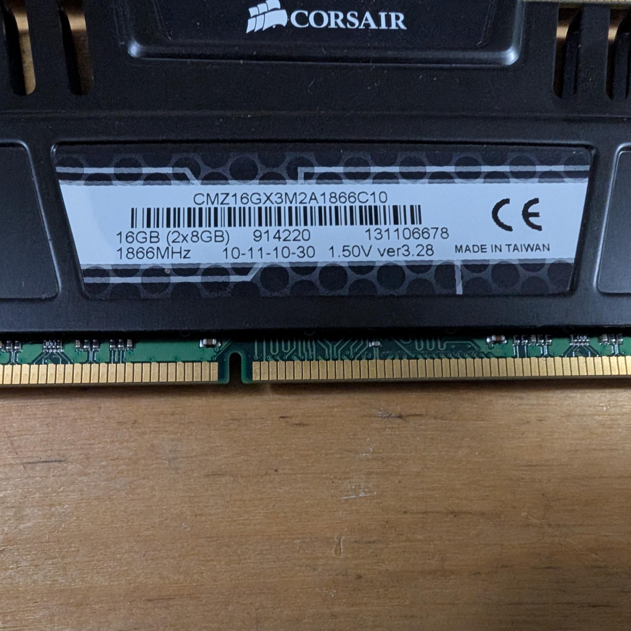 16GB Corsair DDR3 1866MTs 2x8GB black