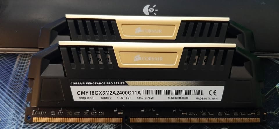 CORSAIR VENGEANCE PRO SERIES -16GB (2x8GB) DDR3 RAM 2400Mhz