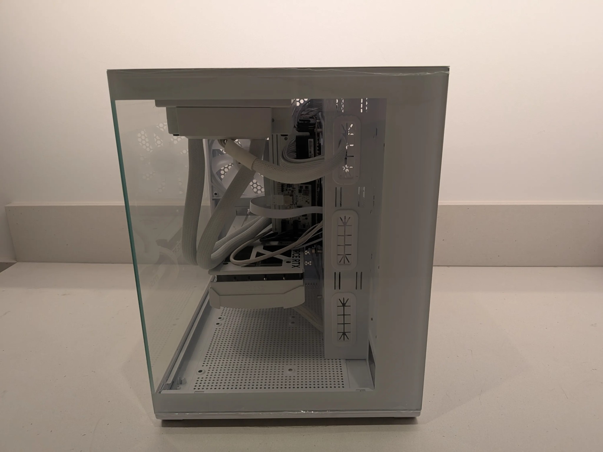 Saja Boys Ice - RTX 5070, Intel Core Ultra 7 265K, 32 GB DDR5, 2 TB Gen 4 NVME, RGB, Liquid Cooled