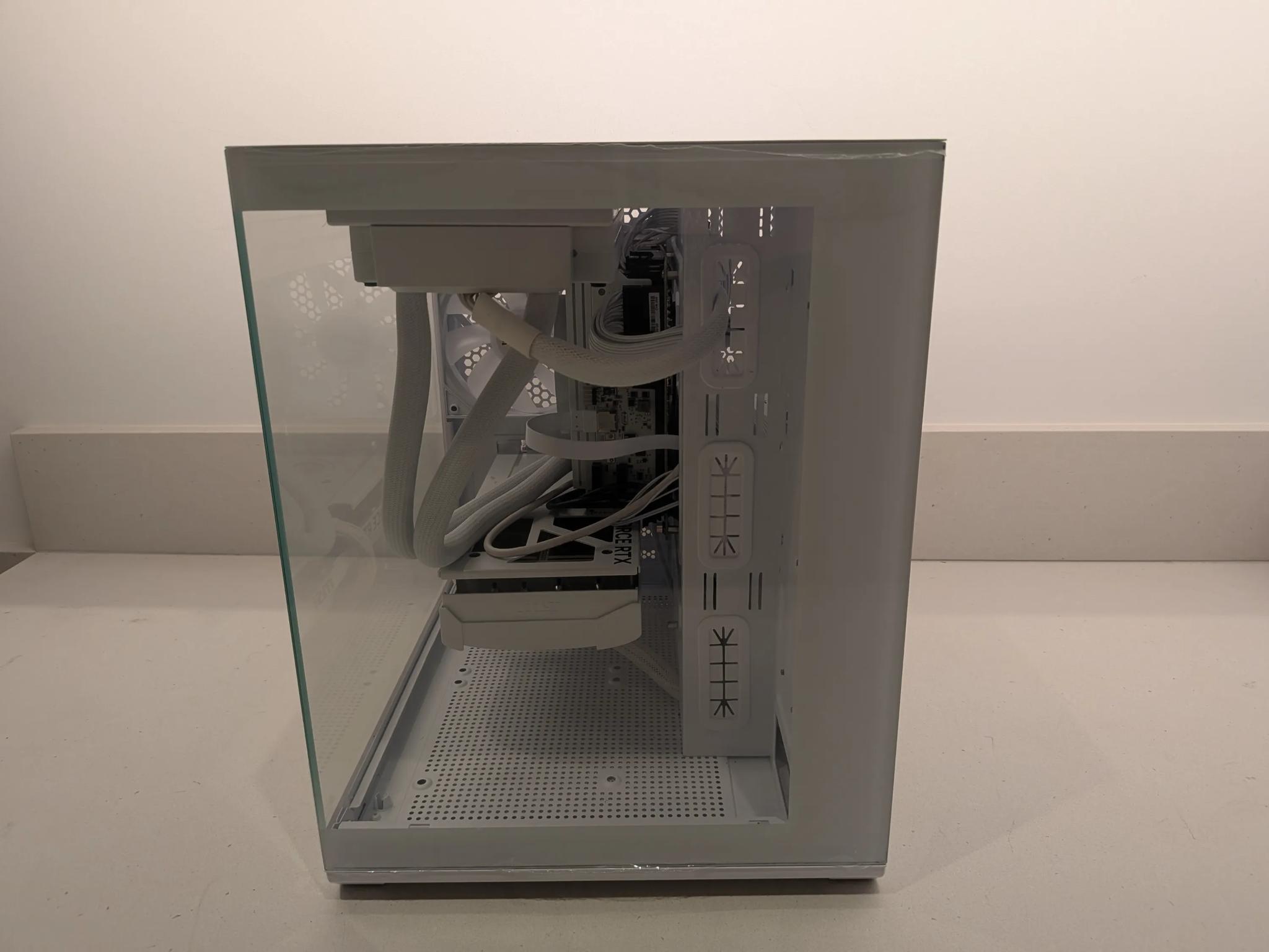 Saja Boys Ice - RTX 5070, Intel Core Ultra 7 265K, 32 GB DDR5, 2 TB Gen 4 NVME, RGB, Liquid Cooled
