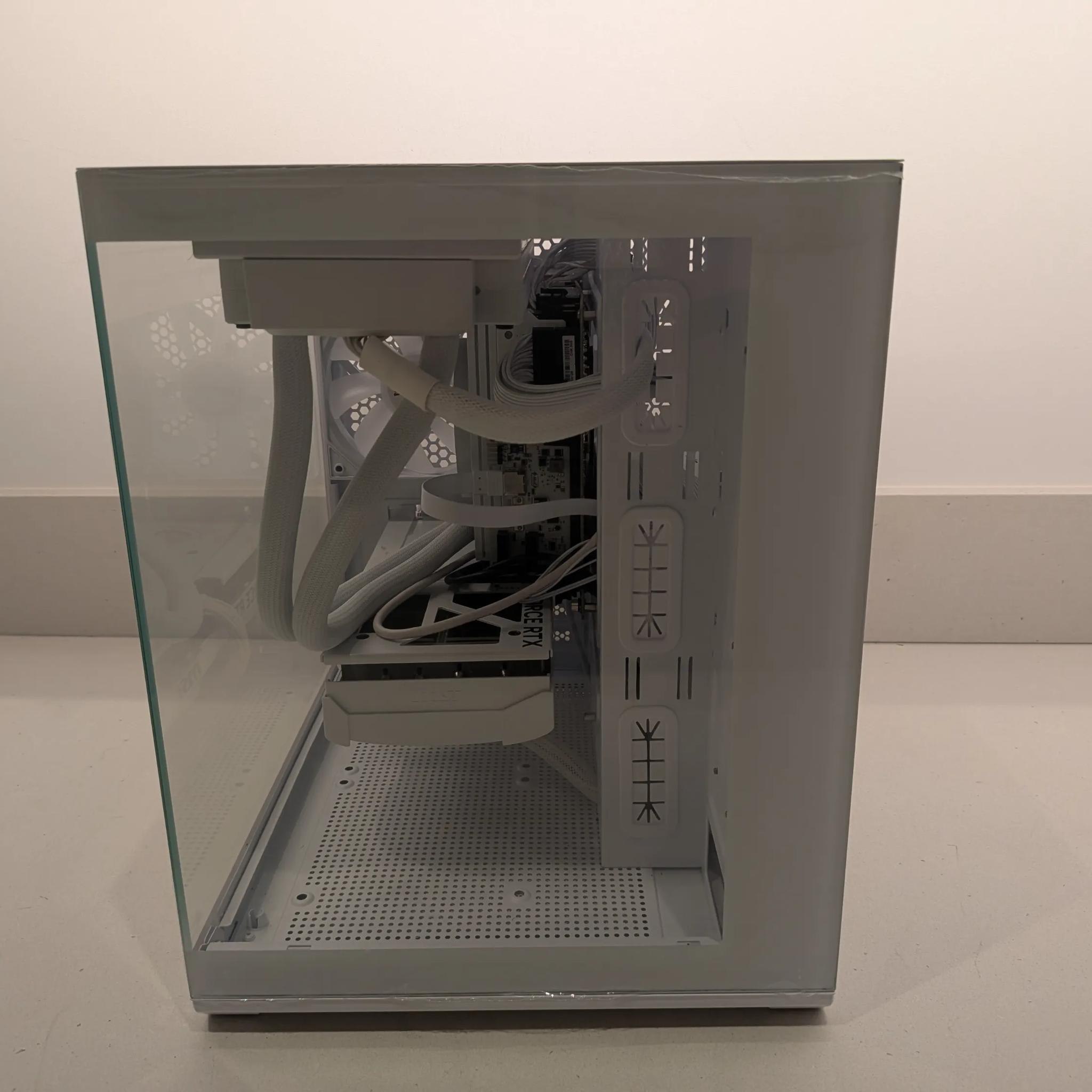 Saja Boys Ice - RTX 5070, Intel Core Ultra 7 265K, 32 GB DDR5, 2 TB Gen 4 NVME, RGB, Liquid Cooled