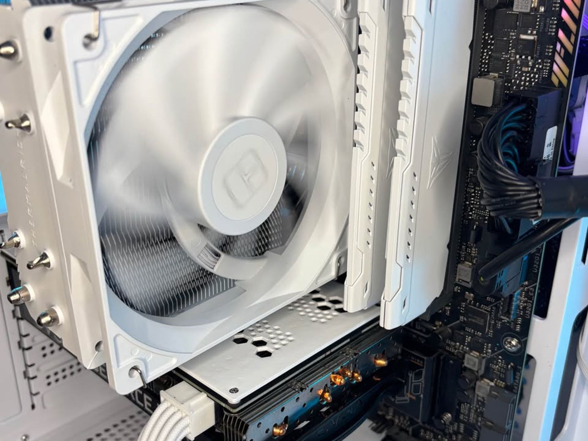 White Gaming PC (RTX 3060 Ti 8GB + Intel Core I5-12600K)