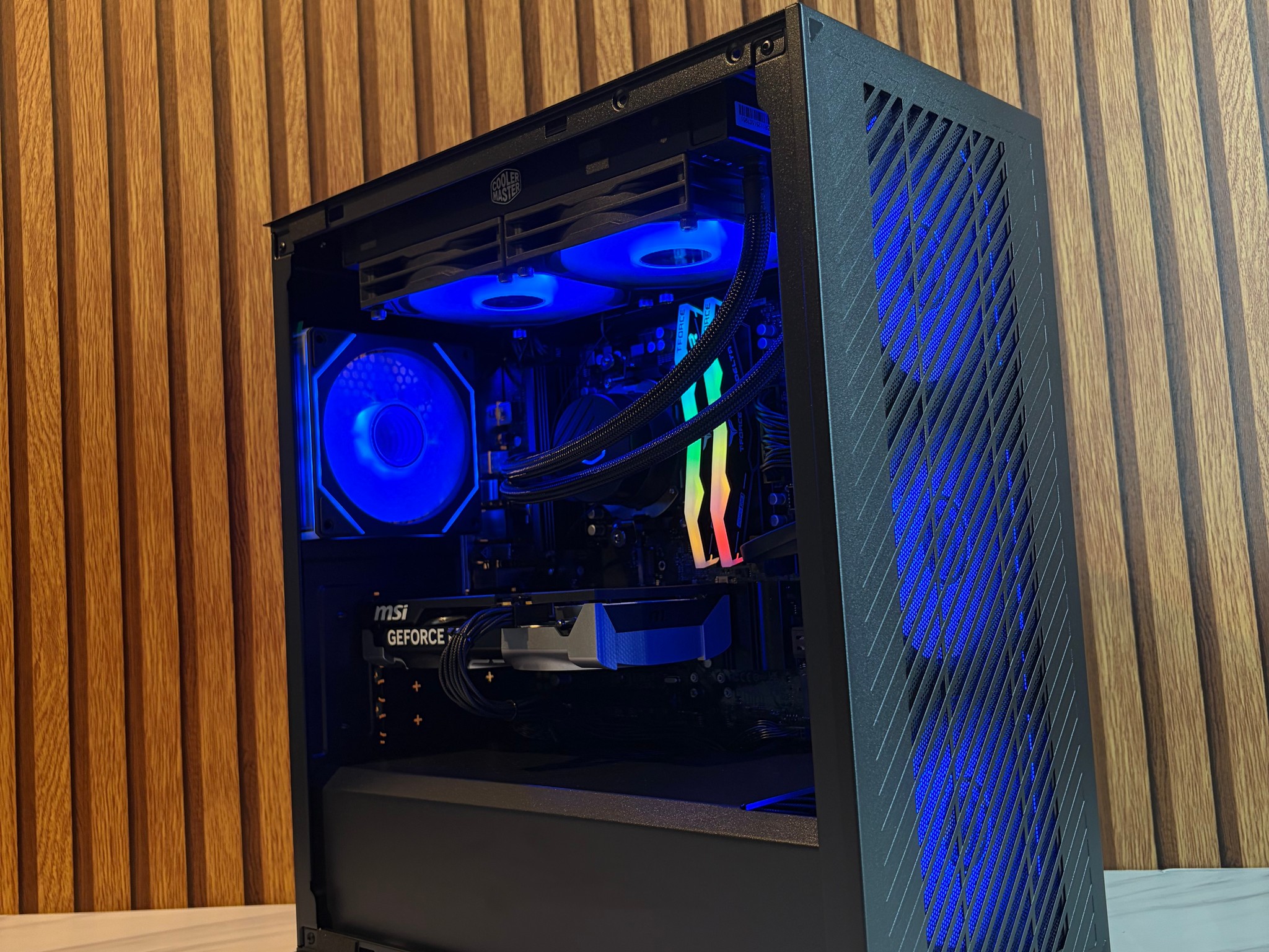 RTX 5060 | RYZEN 5 8400F | 16GB DDR5 | 1TB SSD | 650W | 240MM