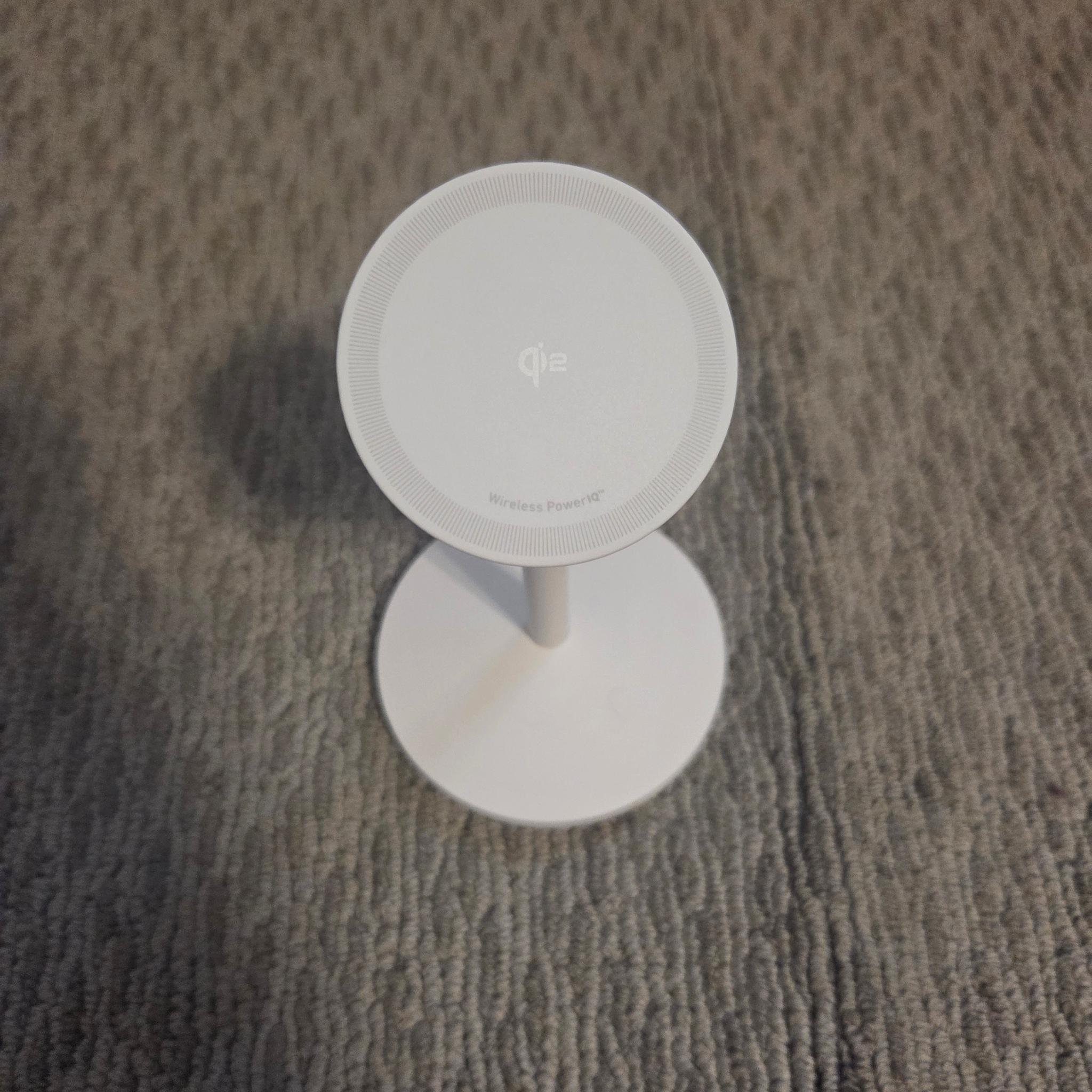 Anker mag go in white (excellent condition)