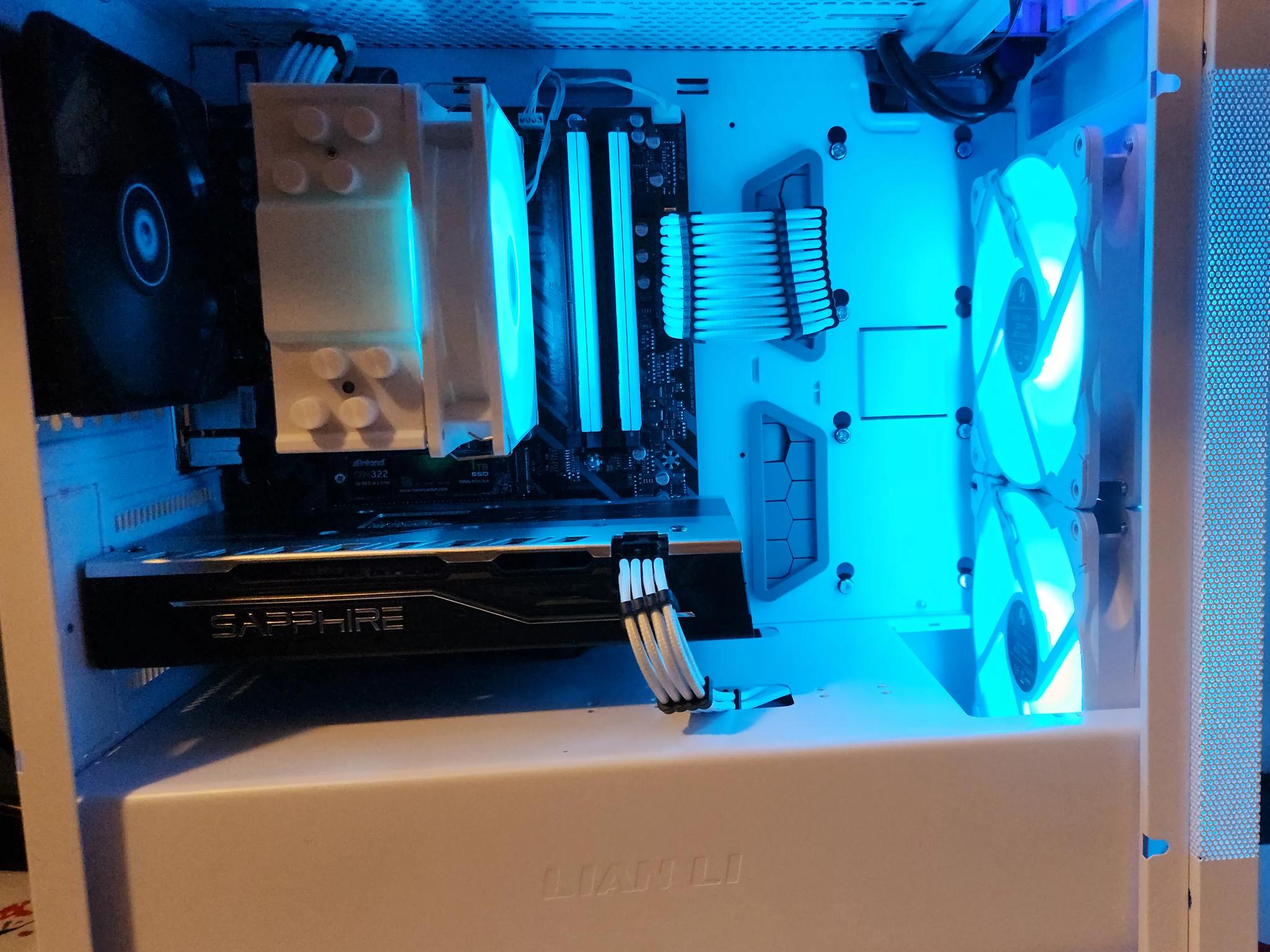 Frosty Mini Mesh PC Ryzen 5 / 16GB DDR4/ 1TB SSD / RX 580 8GB