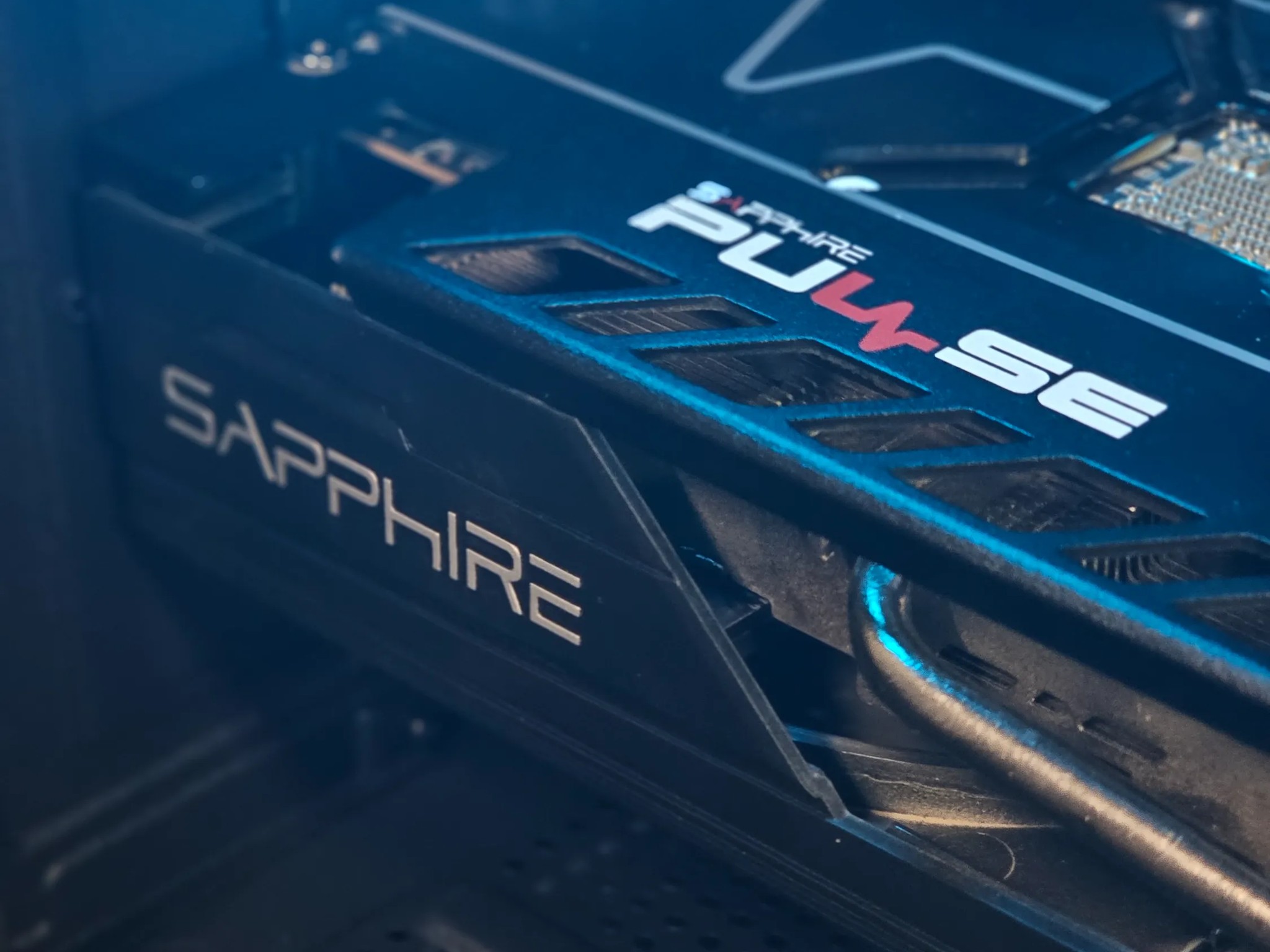 Midrange 1080p / RX 5700-XT 8GB / Ryzen 5 3600 / 16GB DDR4 / 256GB SSD + 3TB HDD