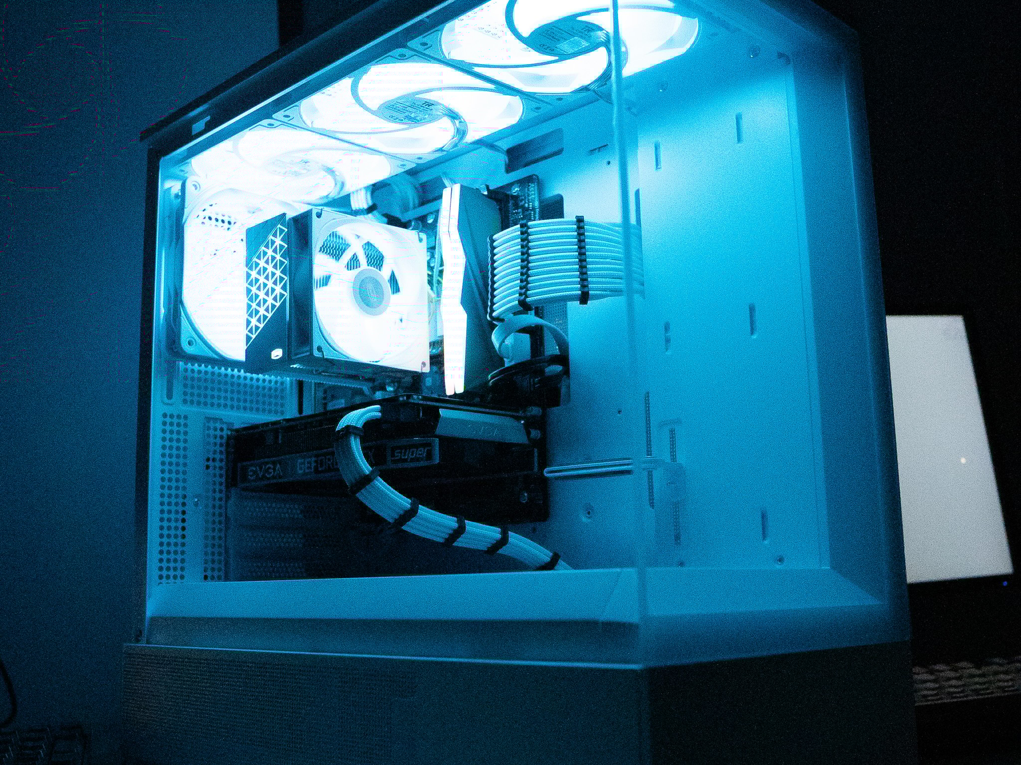 ❄️🌨 | EVGA GTX 1660 SUPER | INTEL i5 9400F | 16GB DDR4 RGB RAM | 1TB | Arctic Freeze