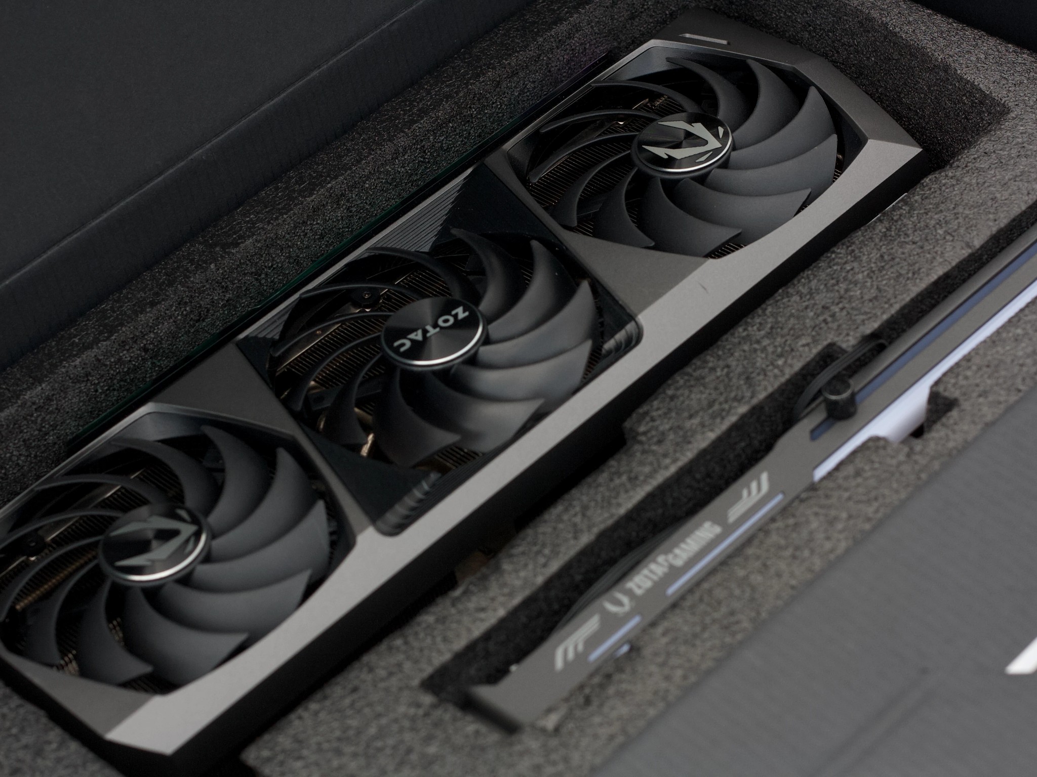 ZOTAC Gaming RTX 3090 Ti AMP Extreme Holo 24GB GDDR6X — Excellent