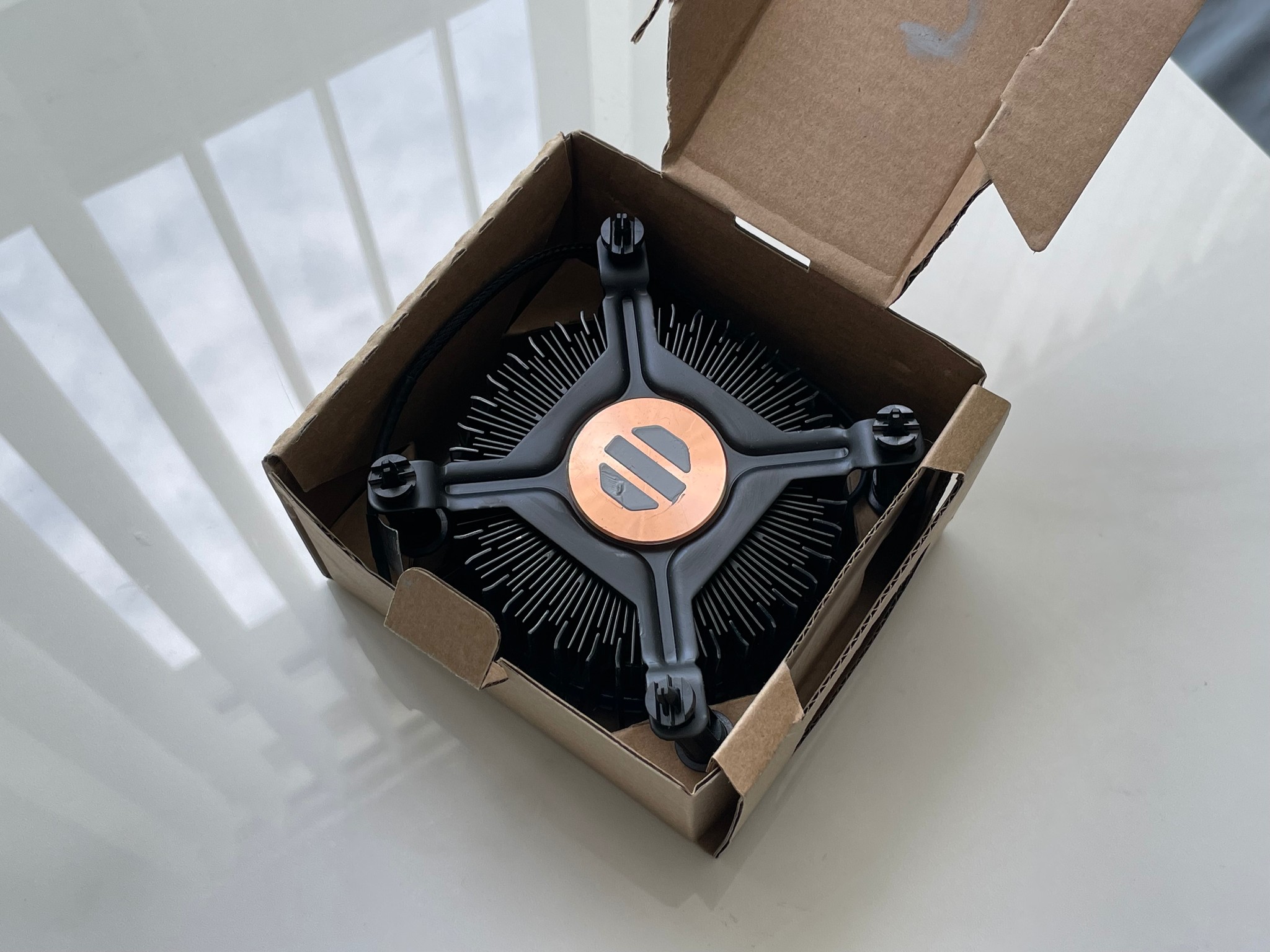 Intel Laminar RM1 Aluminum Heatsink Low Profile LGA 1700 4-Pin Stock Cooler - Black/Blue