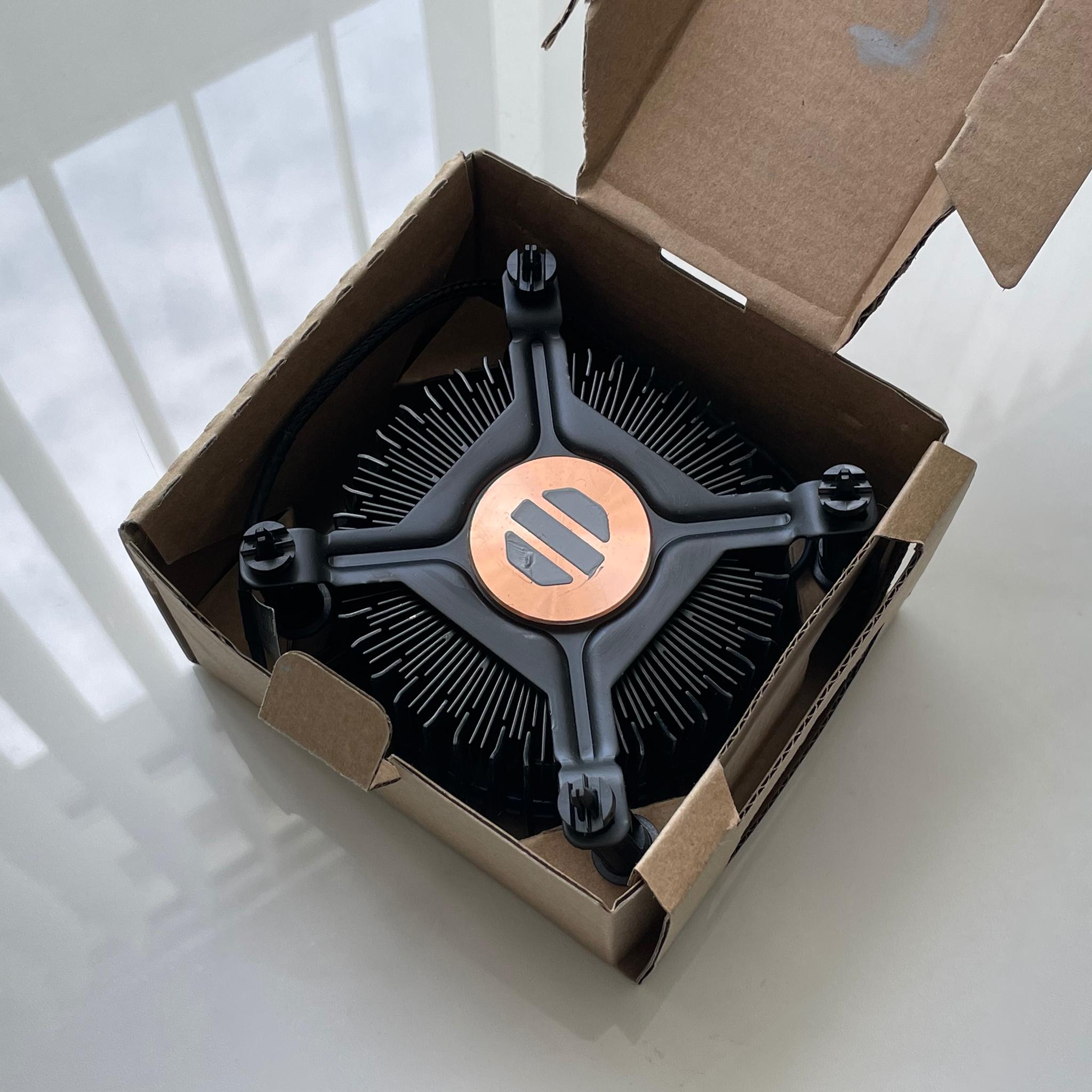 Intel Laminar RM1 Aluminum Heatsink Low Profile LGA 1700 4-Pin Stock Cooler - Black/Blue