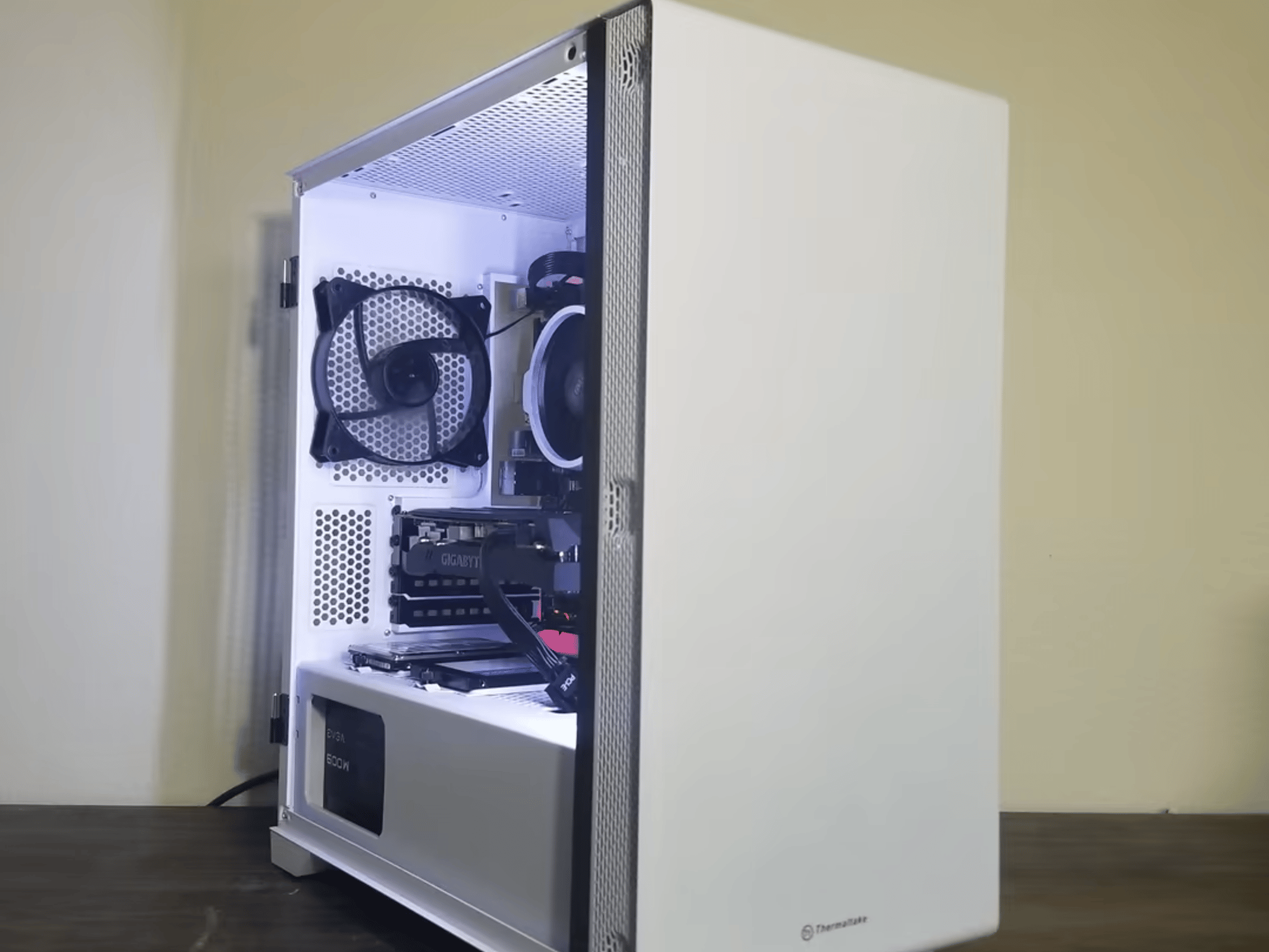 AMD Ryzen 5 2600X // AMD Radeon RX 5500XT 8GB // Corsair LPX 2x8 16GB 2400MHz