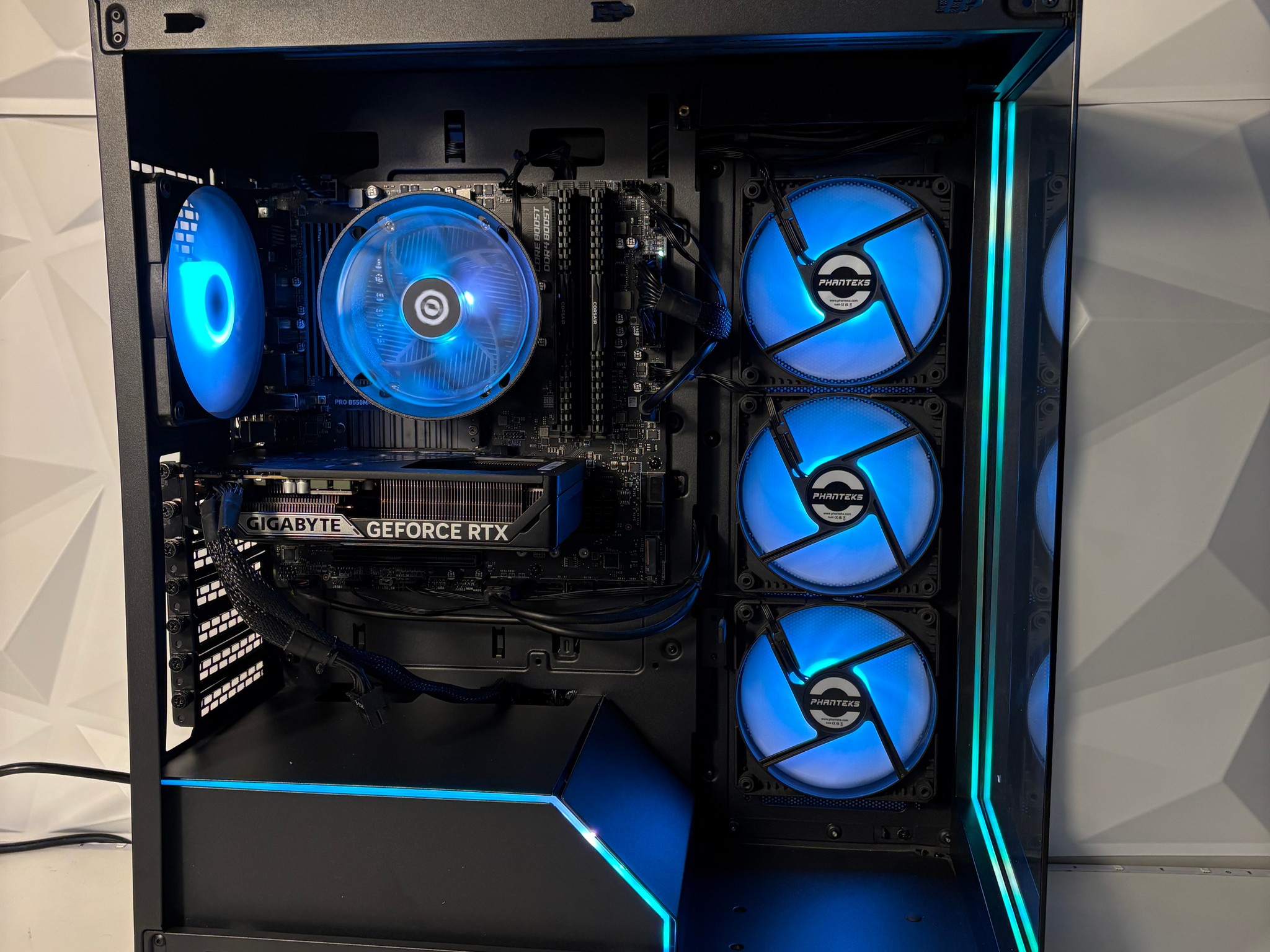 //Frost// Gaming PC - RTX 5060, Ryzen 5 5500, 32GB, 1TB - RGB, Wi-Fi, Bluetooth (By EXT PCs)