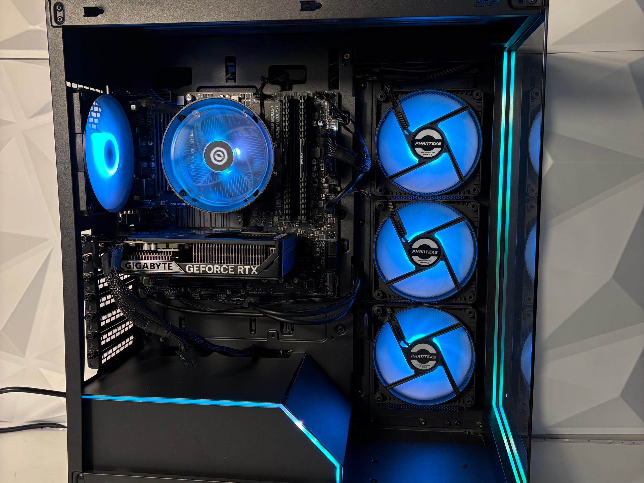 //Frost// Gaming PC - RTX 5060, Ryzen 5 5500, 32GB, 1TB - RGB, Wi-Fi, Bluetooth (By EXT PCs)