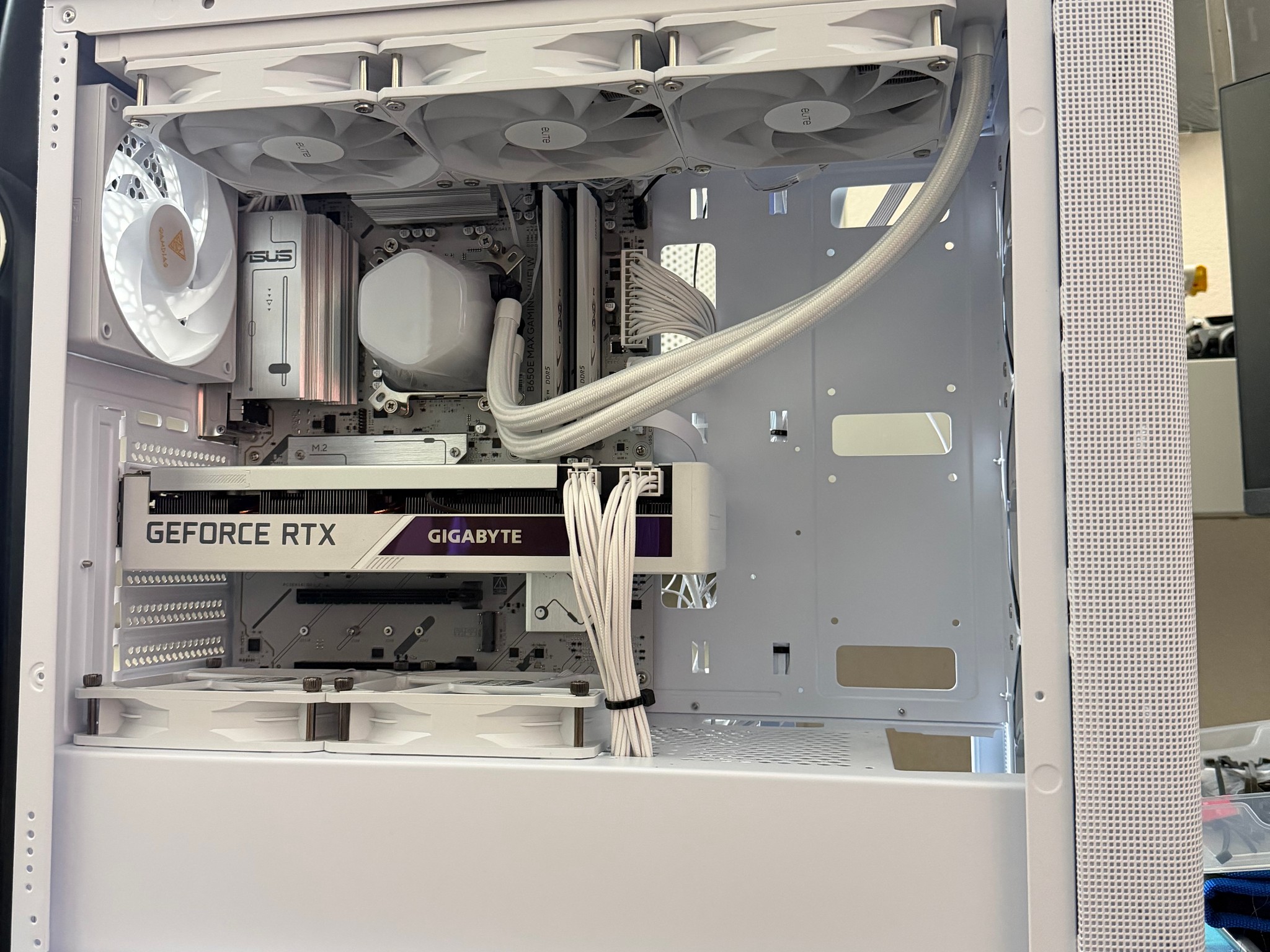 🧊❄️ All White AM5 gaming build! Ryzen 5 8600G | 32GB DDR5 | 1TB NVME SSD | 3070 ❄️🧊