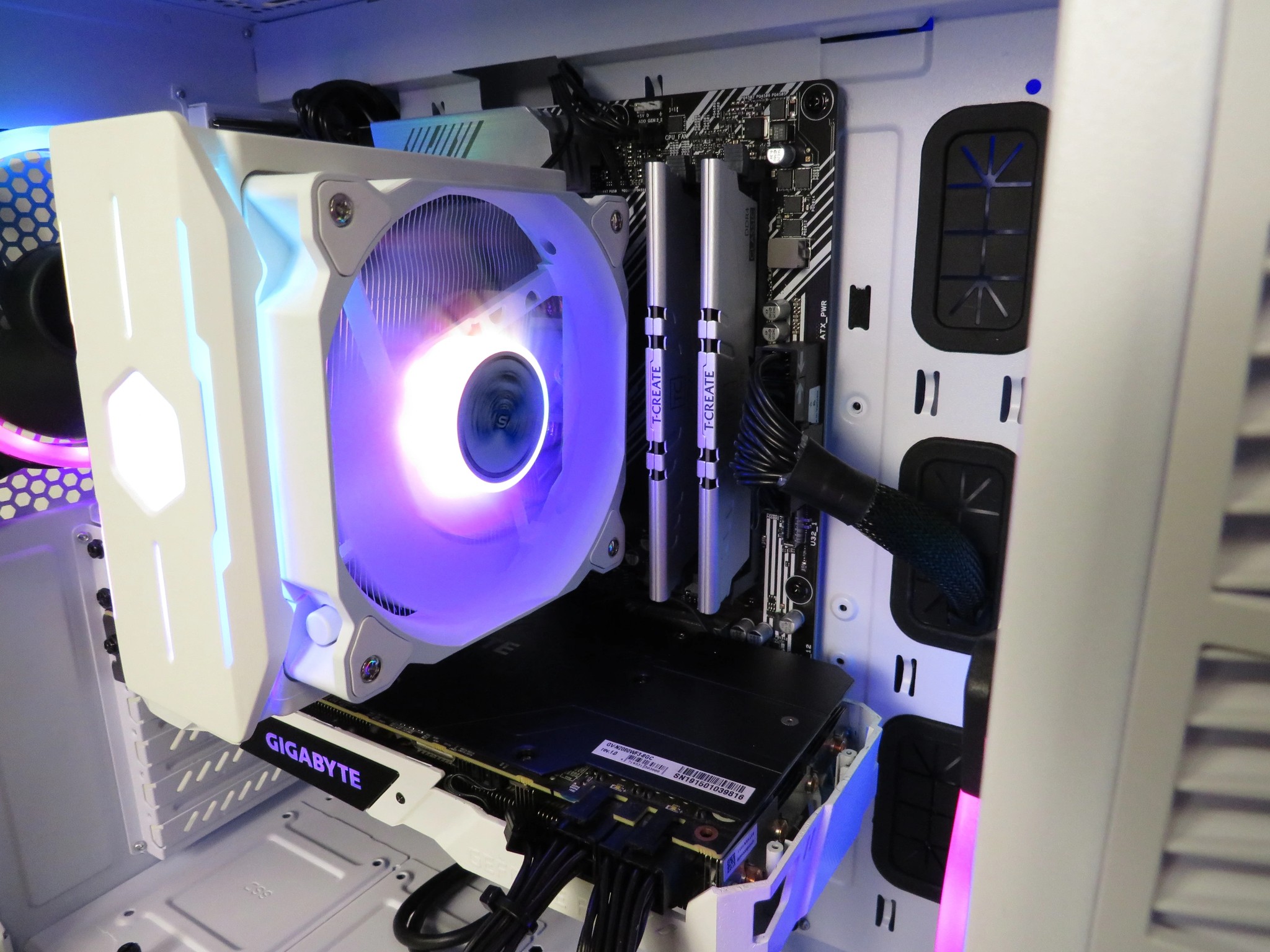 Black and White Beauty! RTX 2080 + Ryzen 5 2600X + 16 GB DDR4 + 1 TB NVME