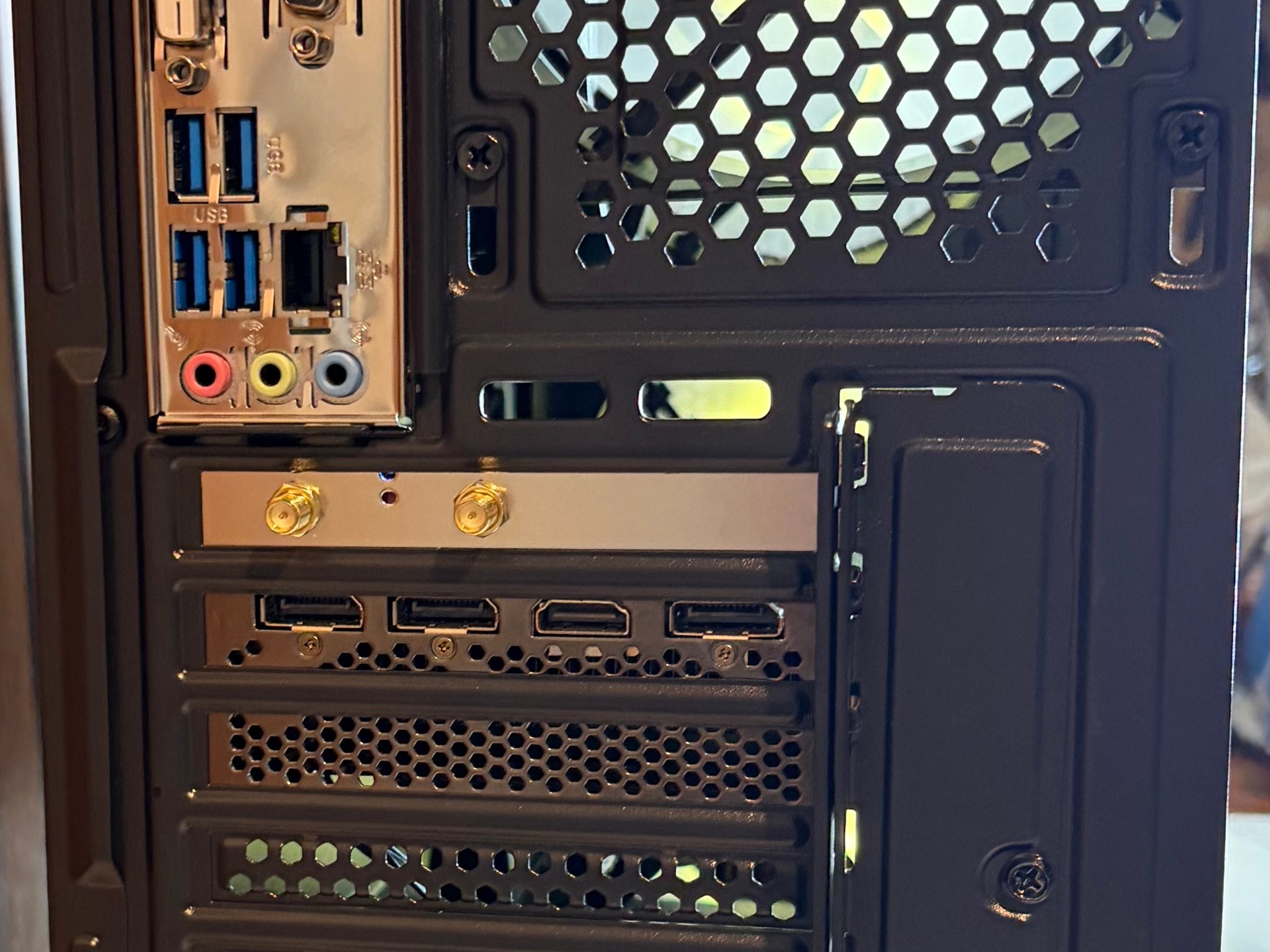 RTX 2070  | Ryzen 5 5500 | 16 GB ddr4 ram | 500GB SSD | 450W