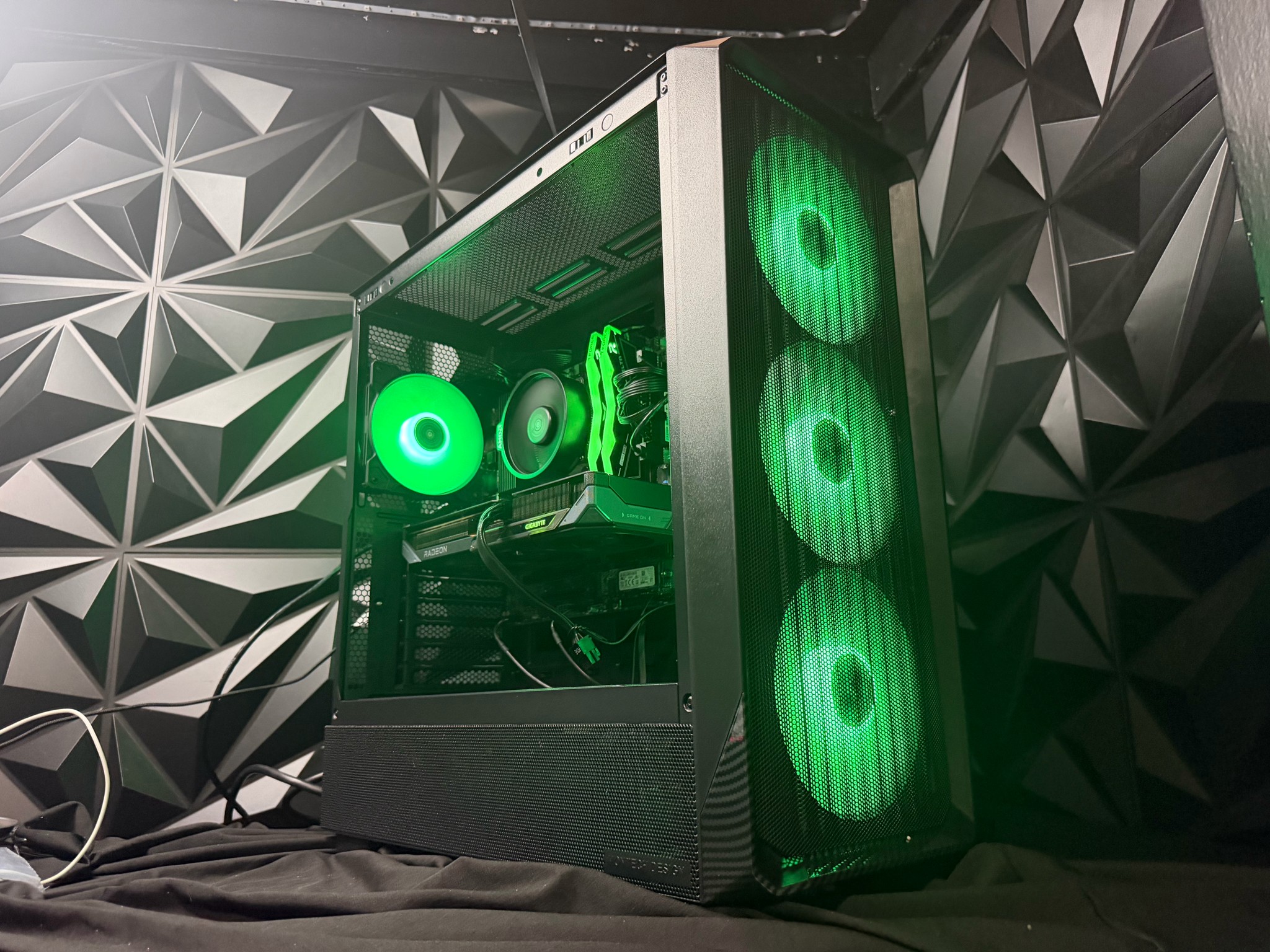 🖤⚡ CARBON 96 ⚡🖤Ryzen 5 9600X| RX 9060 XT | 16 GB DDR5| 1.25 TB NVMe| 650W PSU
