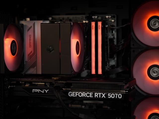 EXT View 70X Pro - Ryzen 7 8700F, RTX 5070 12GB, 16GB DDR5 Ram, 1TB SSD