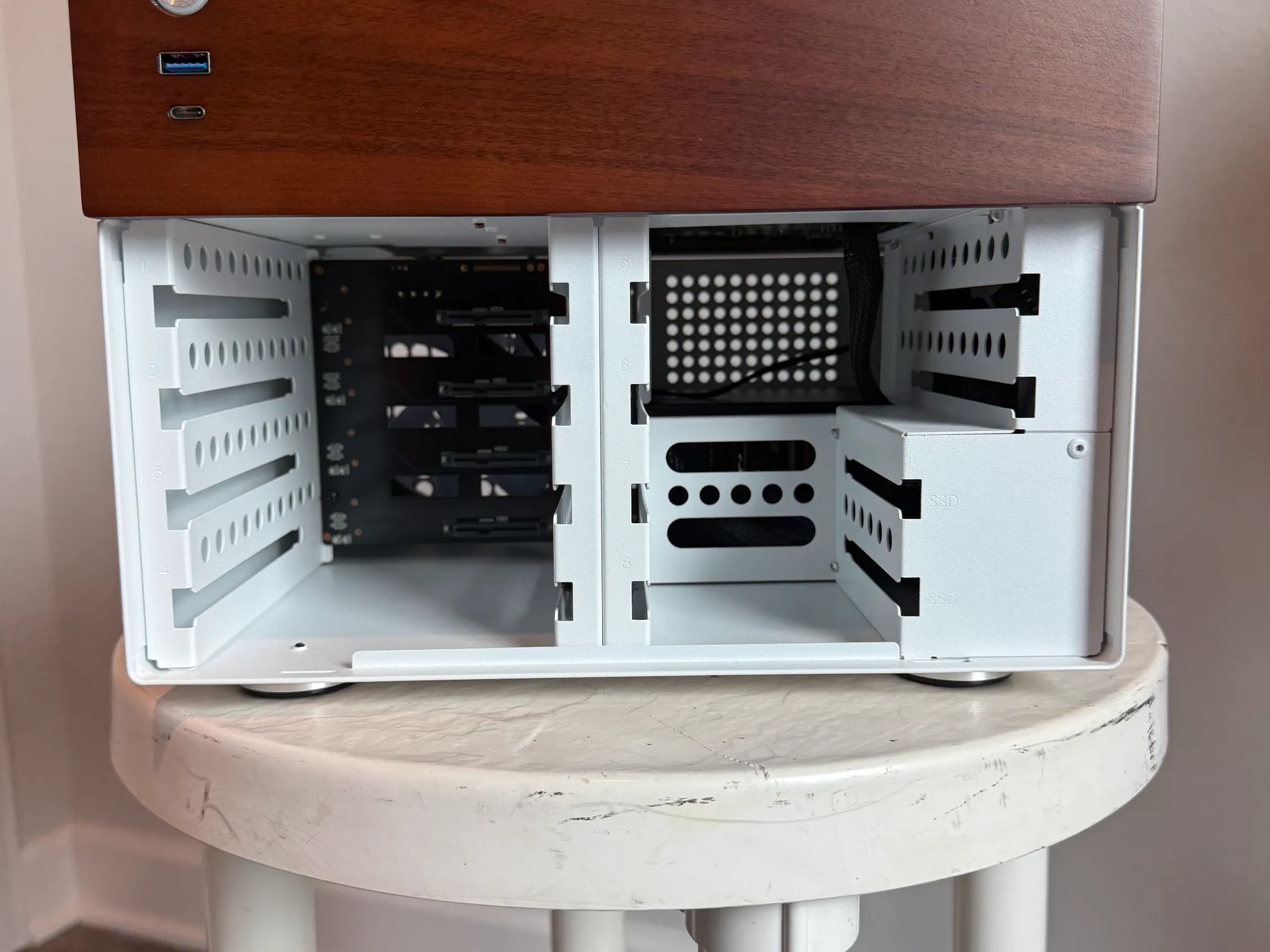 Jonsbo N4 8-Bay NAS - N100 4-Core, 16GB DDR5, 256GB NVME SSD, 4* 2.5G Ethernet Ports