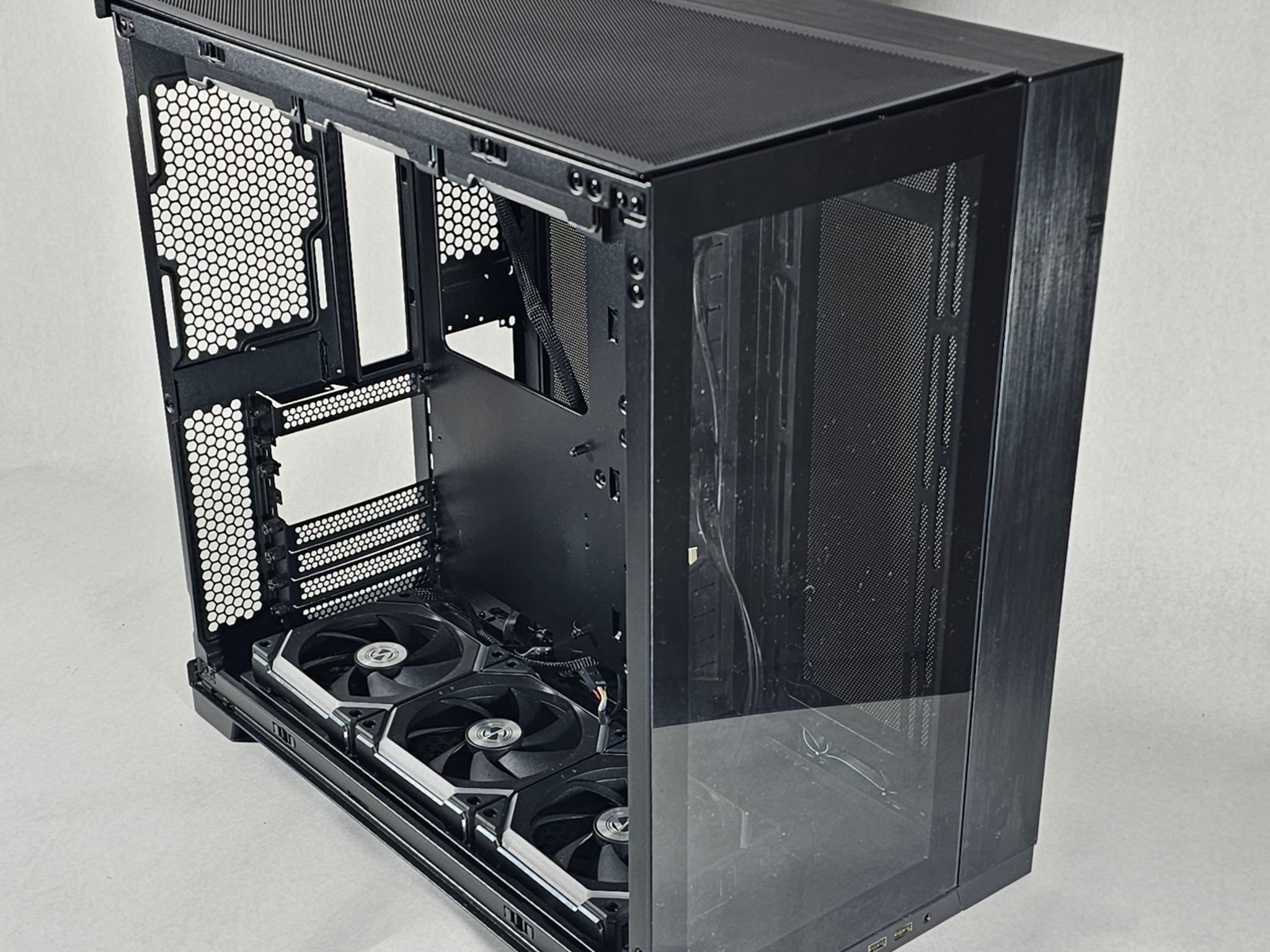 Lian Li PC Case 489 w\ Tempered Glass and 6 RGB Fans