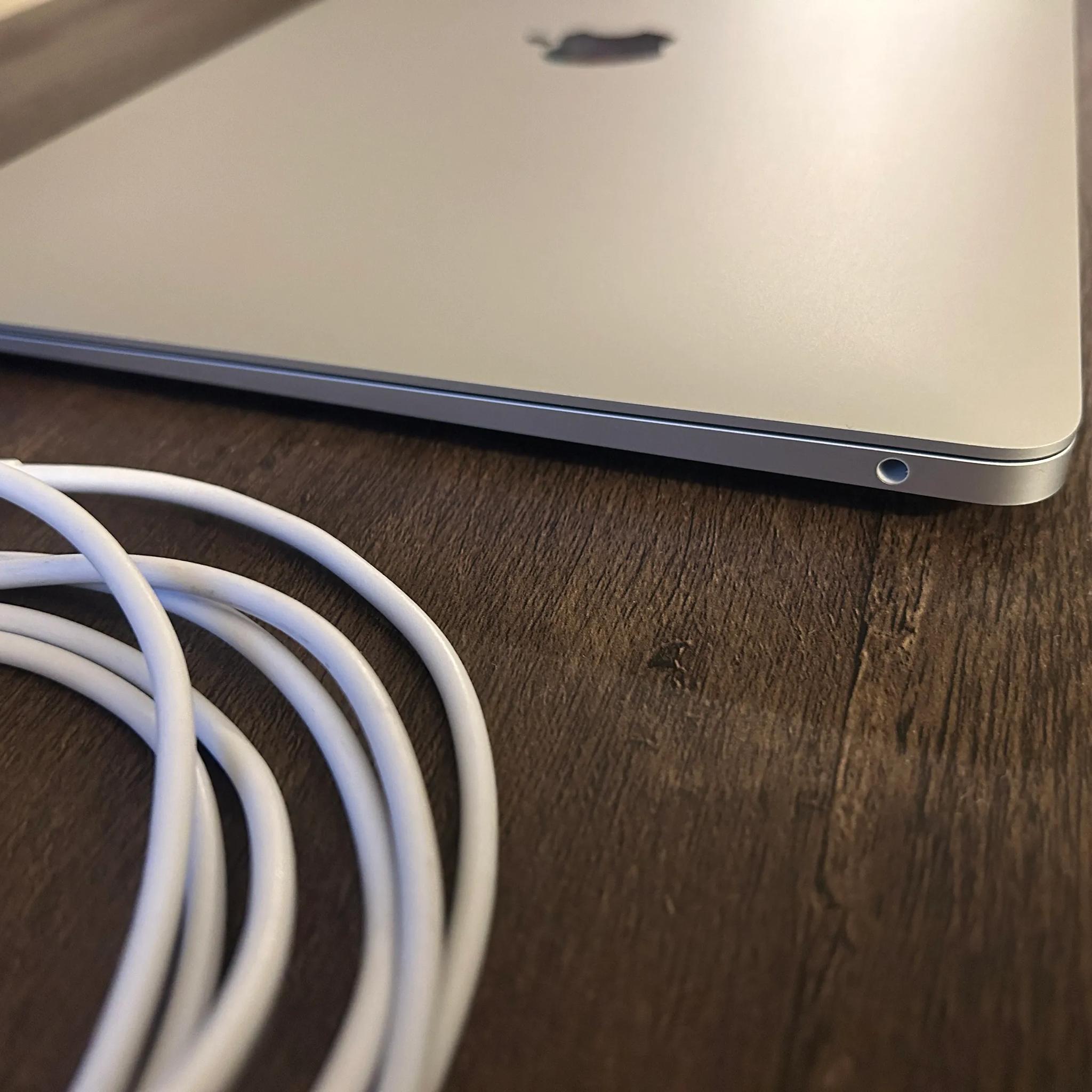 Macbook Air M1 13 in Silver, 8GB RAM, SSd 256GB
