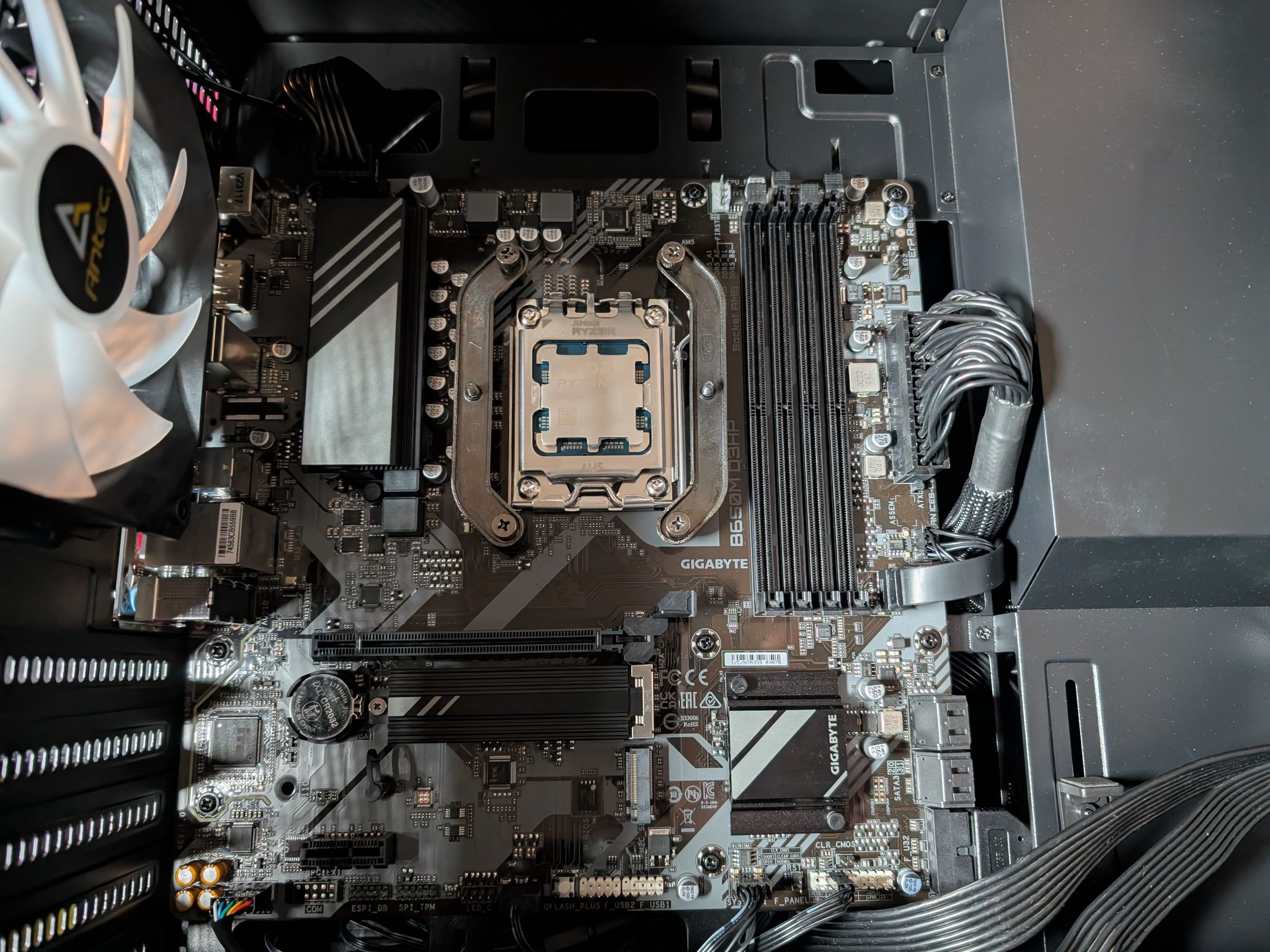Gigabyte B650M D3HP Micro ATX AM5 Motherboard *READ DESCRIPTION*