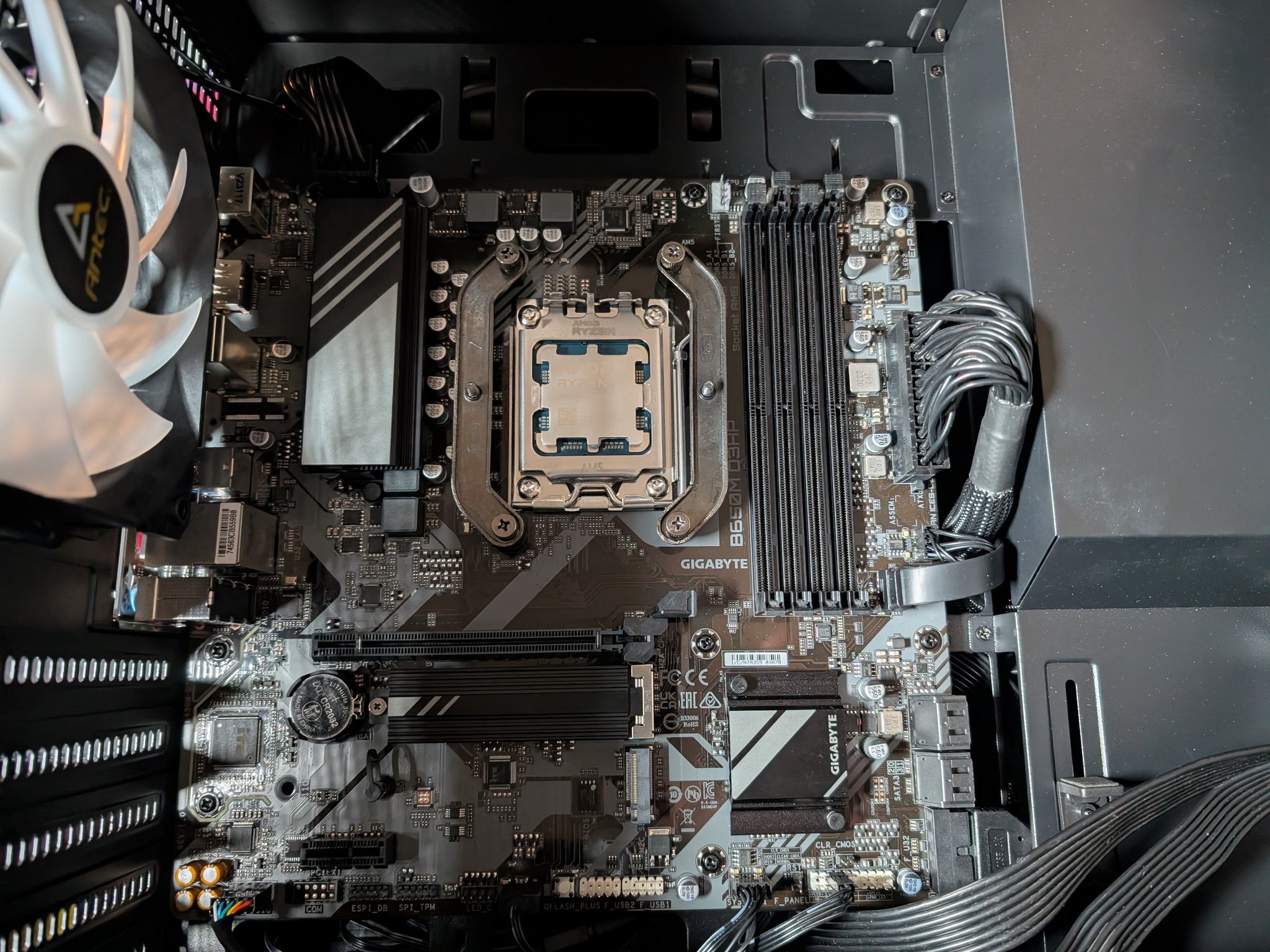 Gigabyte B650M D3HP Micro ATX AM5 Motherboard *READ DESCRIPTION*