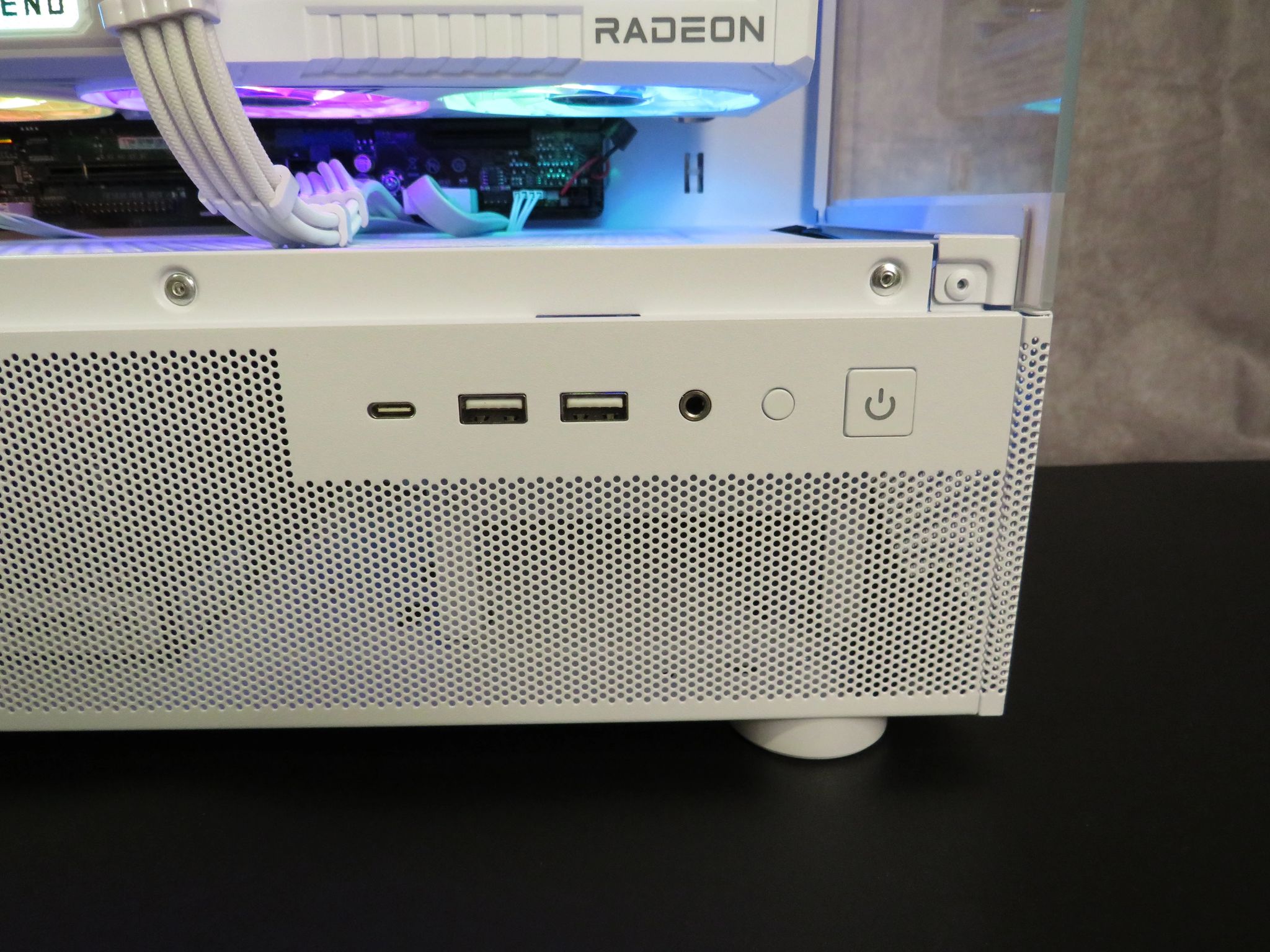 RX 9060 XT in White! Ryzen 5 5600X + ASRock Steel Legend RX 9060XT + 32 GB DDR4 + 1 TB NVME
