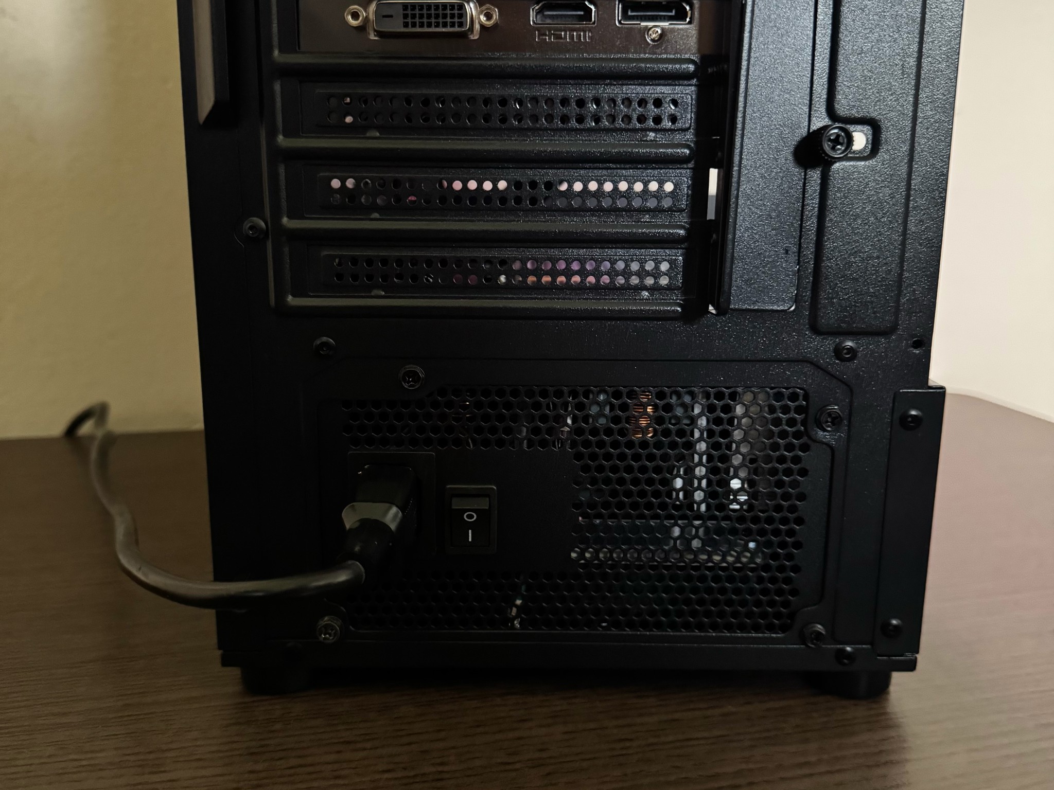 GTX 1660 Ti 6GB / AMD Ryzen 7 2700X / 16GB RAM / 512GB NVMe SSD