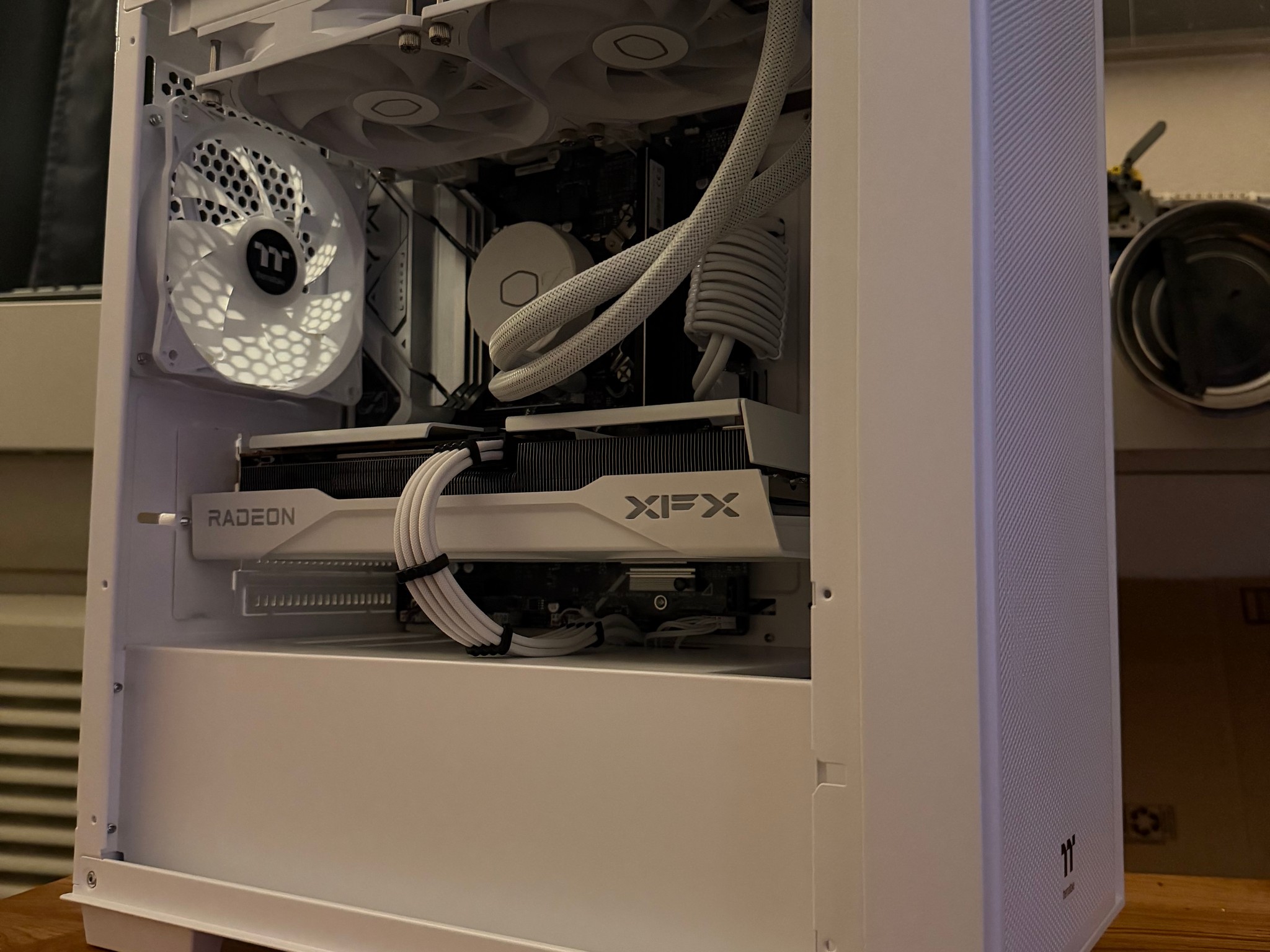 ❄️🧊 White Out 🧊❄️ Intel Gaming PC! i5-13600K | 9060XT 16GB | 1TB SSD | 16GB DDR4 | Free Shipping!