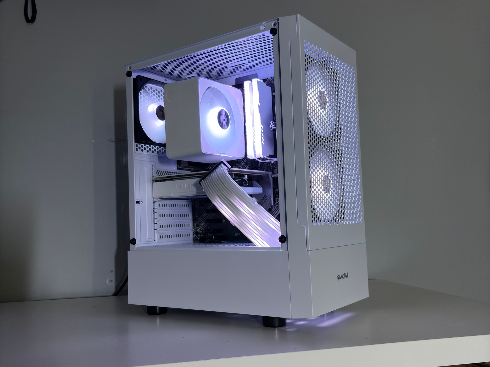 White Gaming PC | i7 + RTX 2060 Super | 16GB 3200MHz | Ready to Play