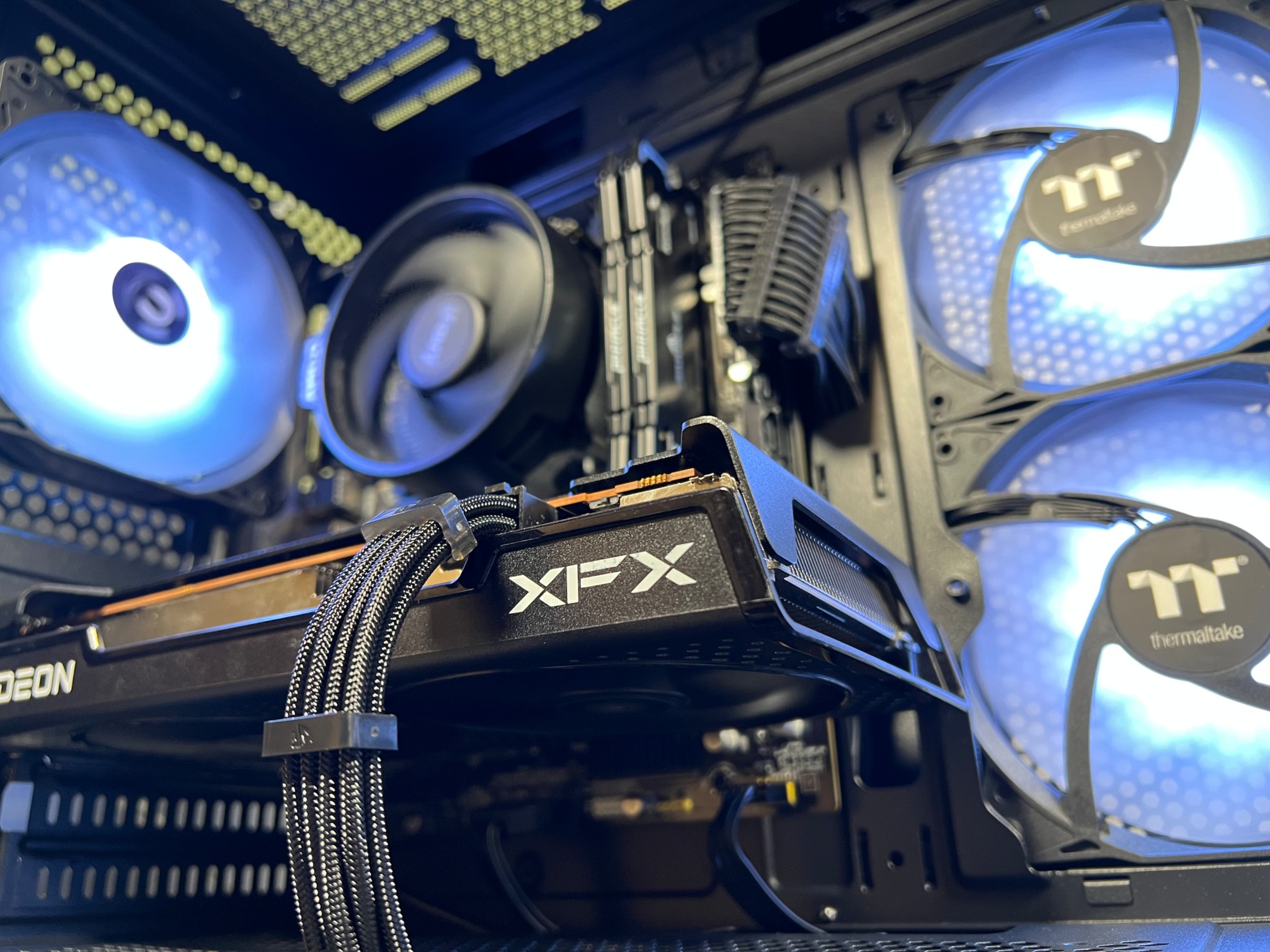 R5 5500 + RX 6600 XT | 32GB DDR4 | 2TB NVMe | E-Sports+ Gaming PC