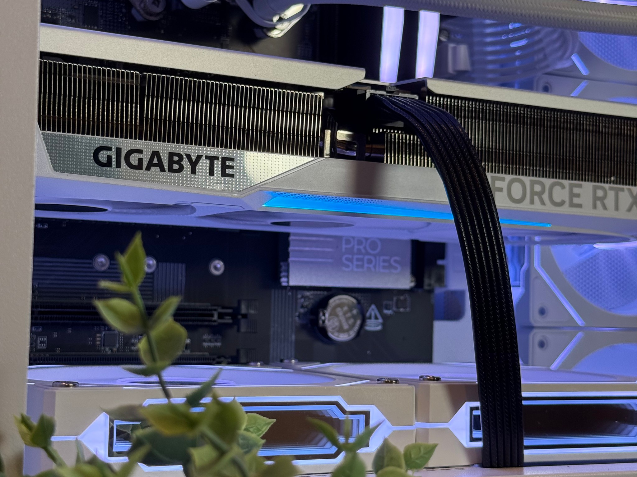 ❄️ WHITEOUT All White Gaming PC | RTX 5070 | Ryzen 7 7700 | 32GB DRR5 RAM | 1TB | Windows 11