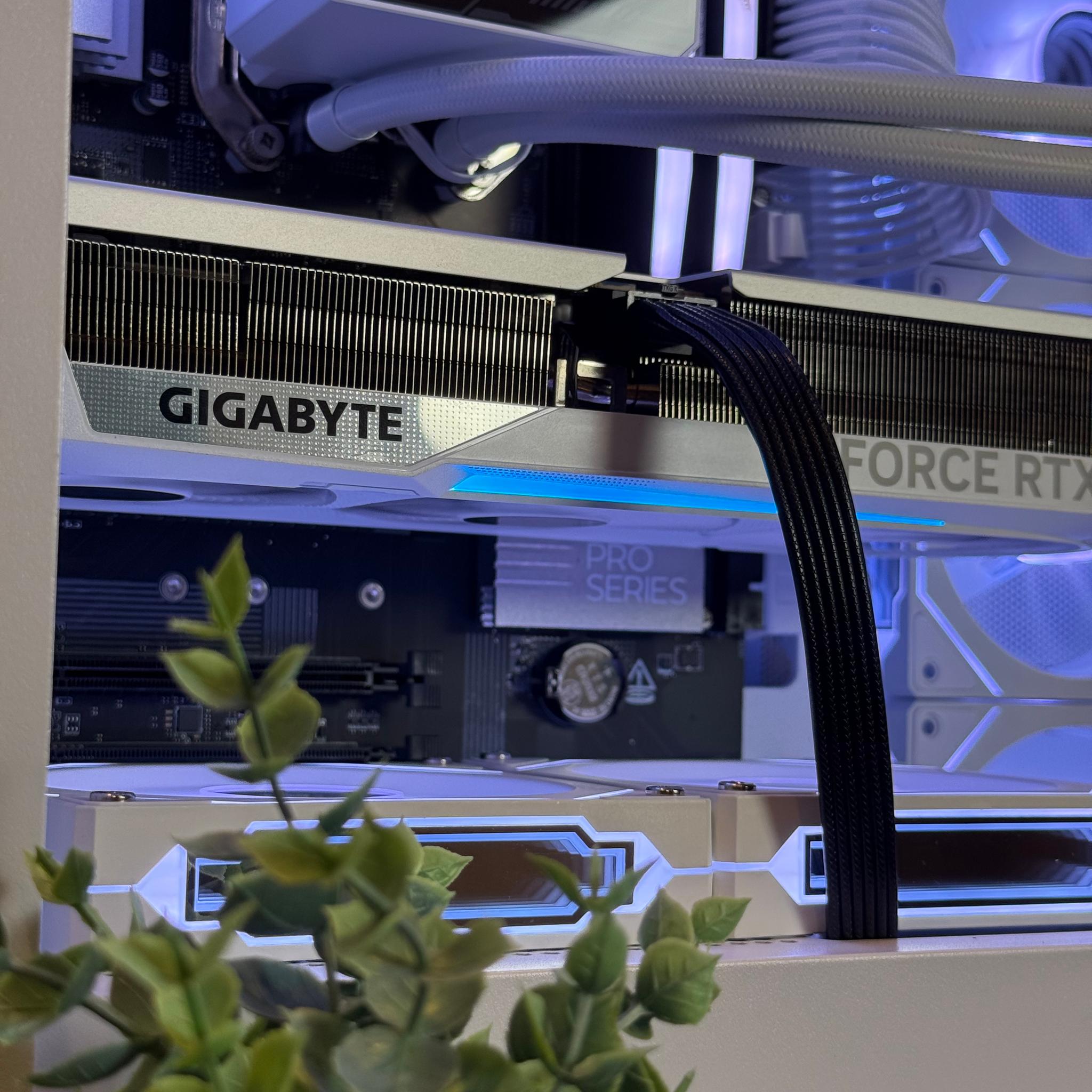❄️ WHITEOUT All White Gaming PC | RTX 5070 | Ryzen 7 7700 | 32GB DRR5 RAM | 1TB | Windows 11