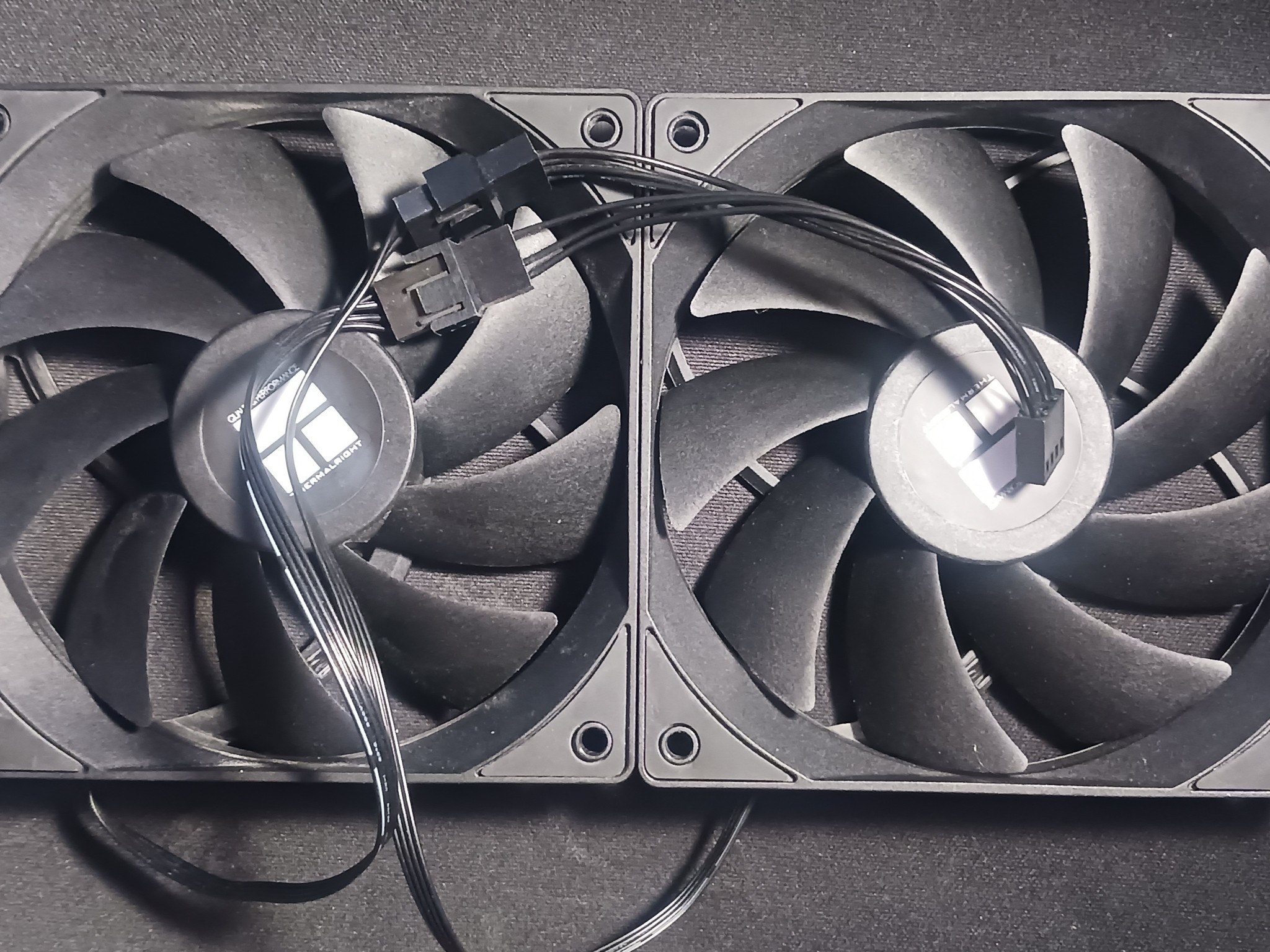 Two Thermalright TL-C12B V2 120mm PWM Fans 1500RPM + 4-Pin Splitter