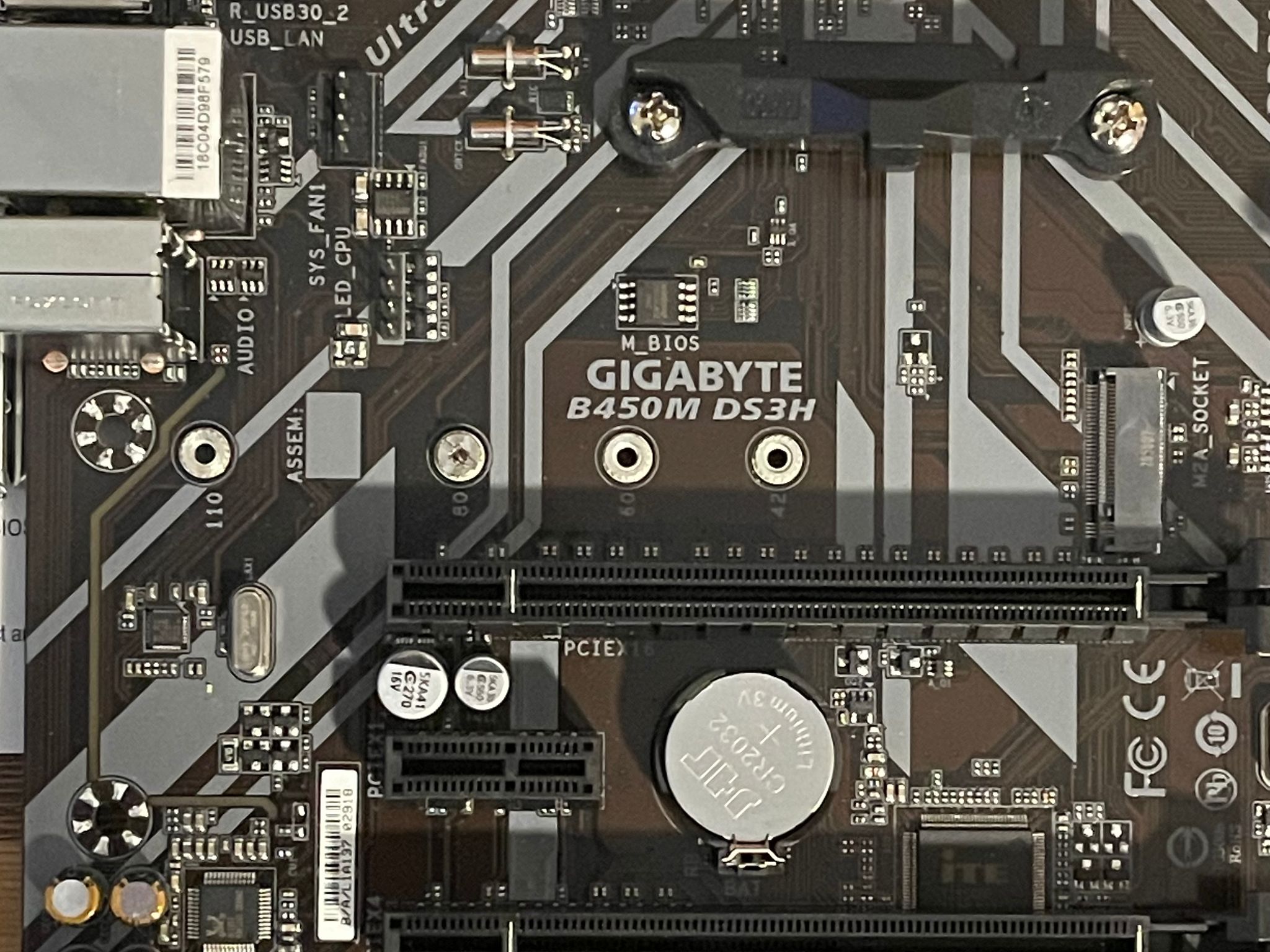Used, Gigabyte B450 DS3H AM4, broken socket cover
