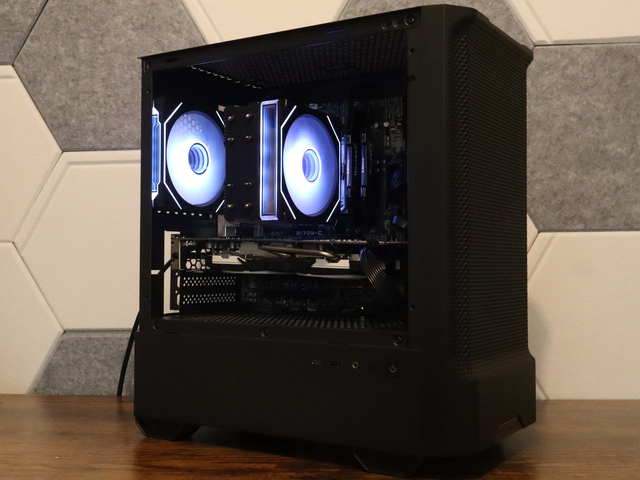 Gaming PC | RX 580 8gb | i7 7700 | 16gb DDR4 Ram | 850 gb storage | windows 11 & wifi
