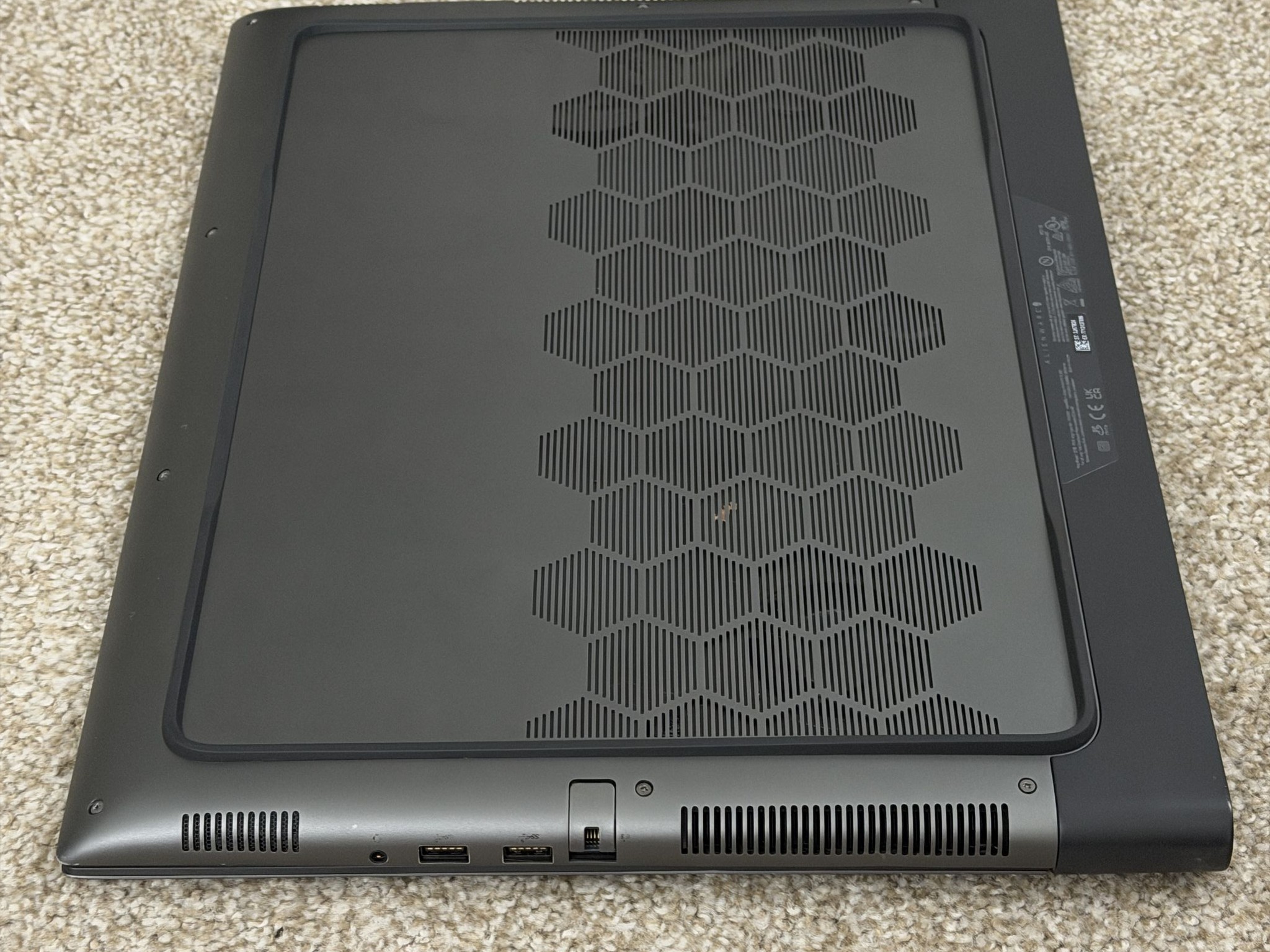 Alienware M18 R2 - 32GB DDR5 - Intel Core I9-14900HX - NVIDIA GeForce RTX 4090 16GB - 2TB SSD