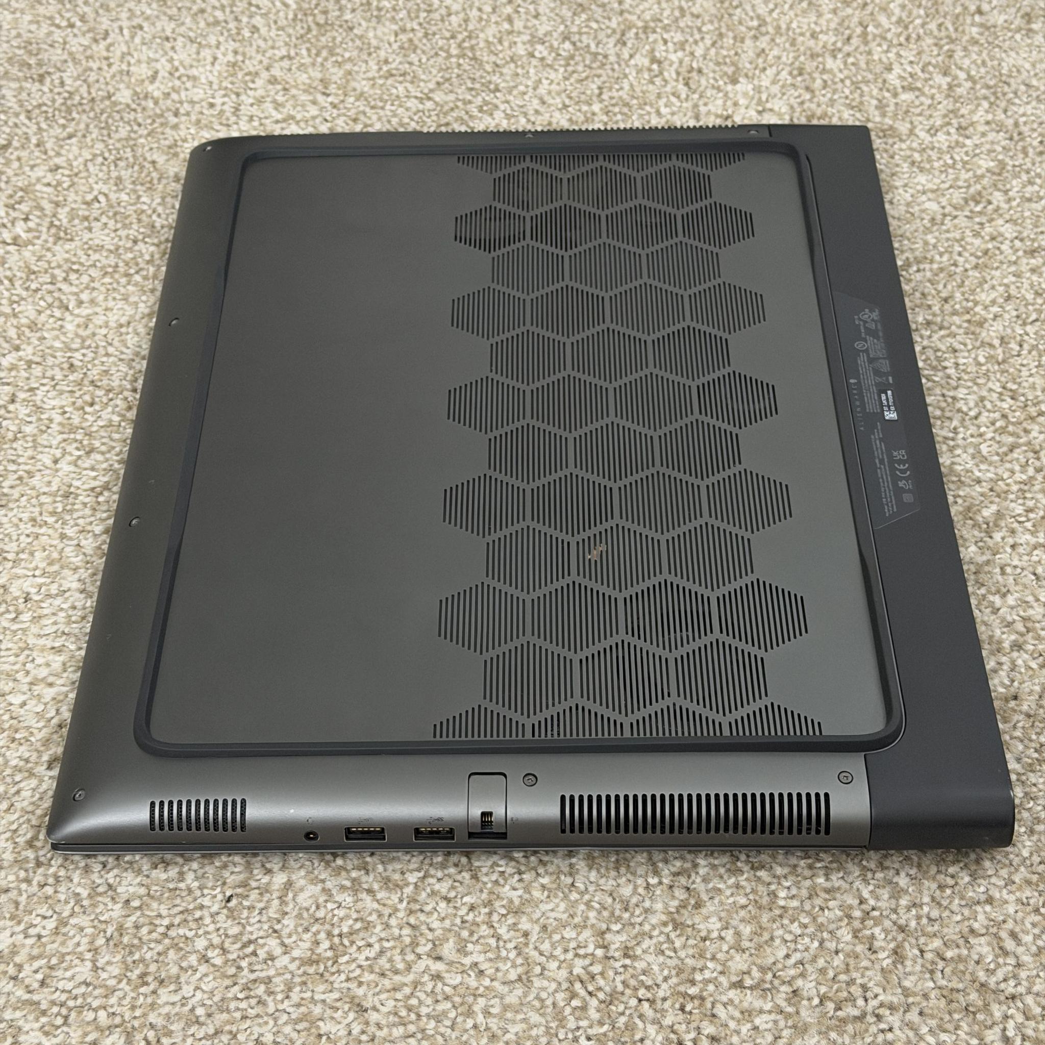 Alienware M18 R2 - 32GB DDR5 - Intel Core I9-14900HX - NVIDIA GeForce RTX 4090 16GB - 2TB SSD