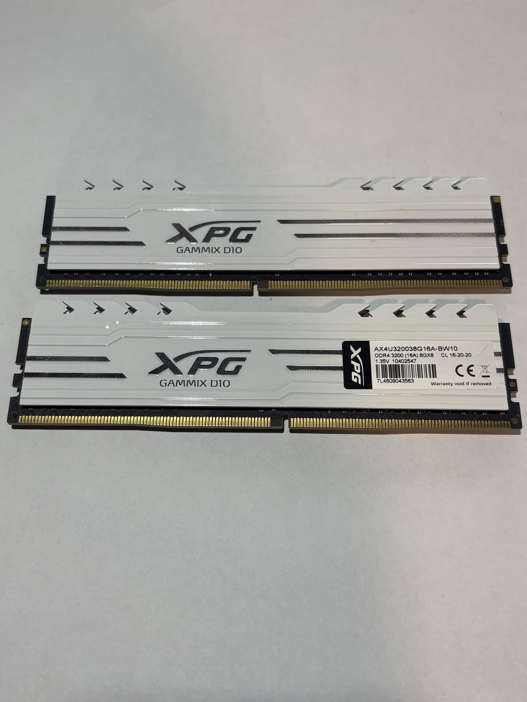 XPG Gammix D10 16GB (2x8GB) DDR4 3200MHz CL16 RAM White | Jawa