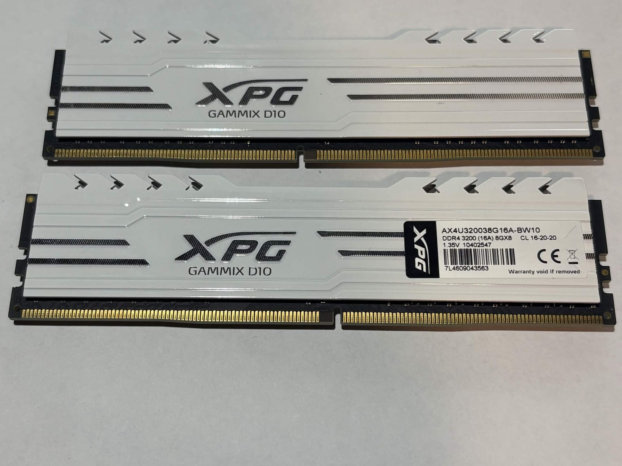 XPG Gammix D10 16GB (2x8GB) DDR4 3200MHz CL16 RAM White | Jawa
